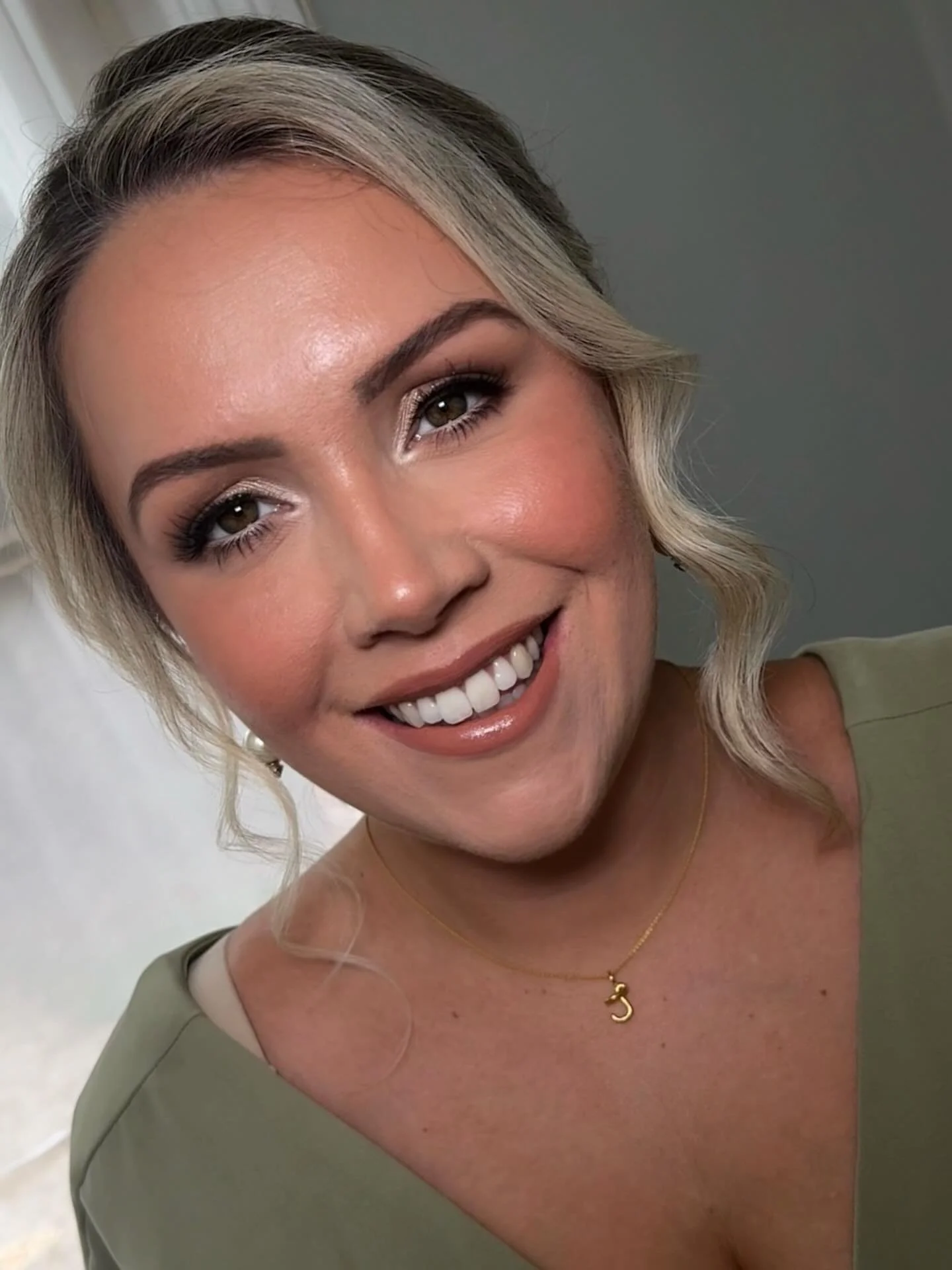 Bridesmaid Makeup πβ¨
I loved creating this warm toned makeup to compliment the gorgeous green dresses! 
A lovely morning spent at @syrencot 
Hair by @nuhair_ltd_ π
#makeupartistberkshire #makeupartistsurrey #makeupartisthampshire #hampshiremake