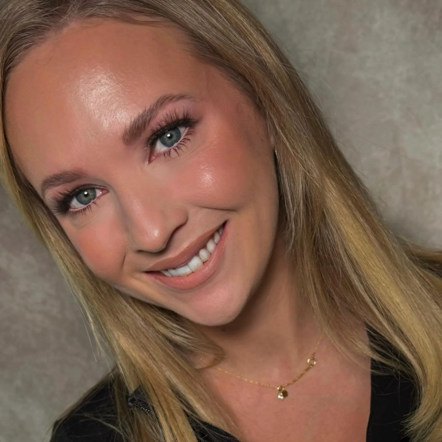 When you&rsquo;re introduced to someone and you realise you were missing a hilarious partner in crime &hellip;. 🤣👏

@sophietonks90 the roots are deep 💋

She&rsquo;s so pretty 🥰🩷✨

#makeupartistberkshire #makeupartistsurrey #makeupartisthampshire