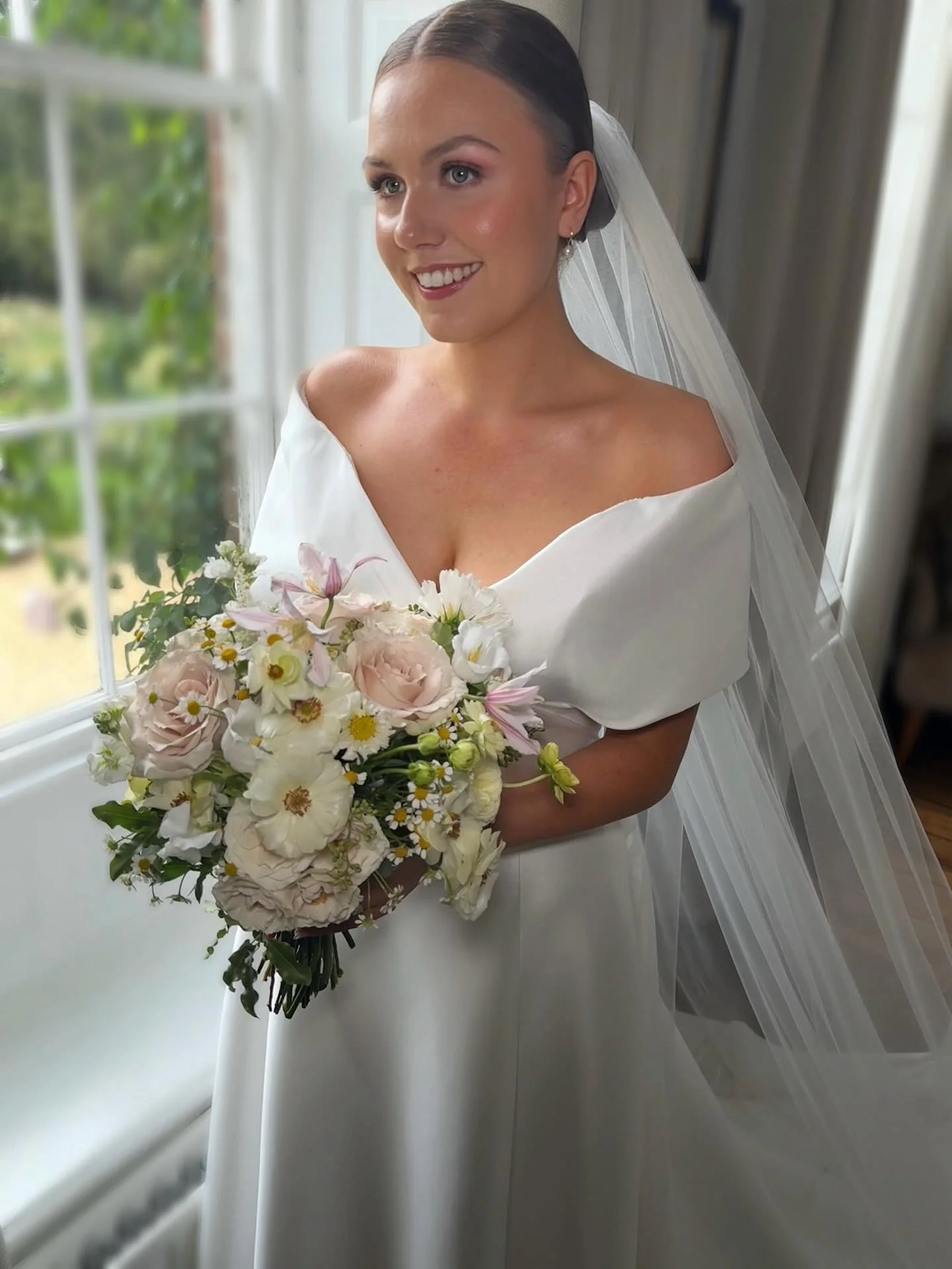 Mrs Duffy 🩷✨

I loved being a part of Francesca&rsquo;s wedding day at the beautiful @syrencot 

What a lovely morning it was! Frankie, thank you for being such a dream bride &hellip; you looked sensational 🫶🏼

#makeupartistberkshire #makeupartist