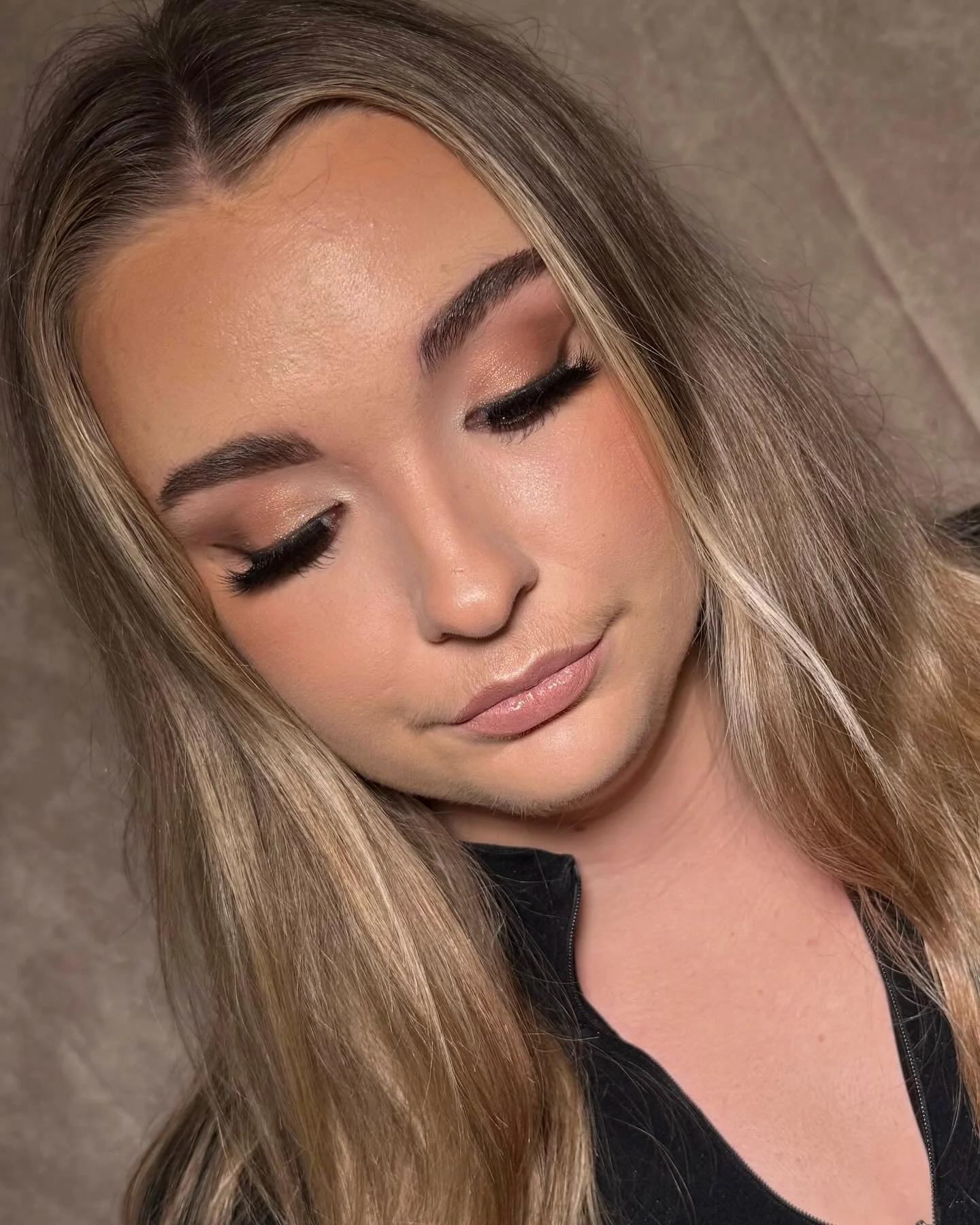 ✨ Day 2 - Accredited Makeup Course ✨

Glam Day! 

Harri said &ldquo;I&rsquo;d really like to know how to do a wing liner&rdquo; &hellip;. so that we did! 

We used tones to compliment our models gorgeous eyes and went for a sultry, smokey peach toned