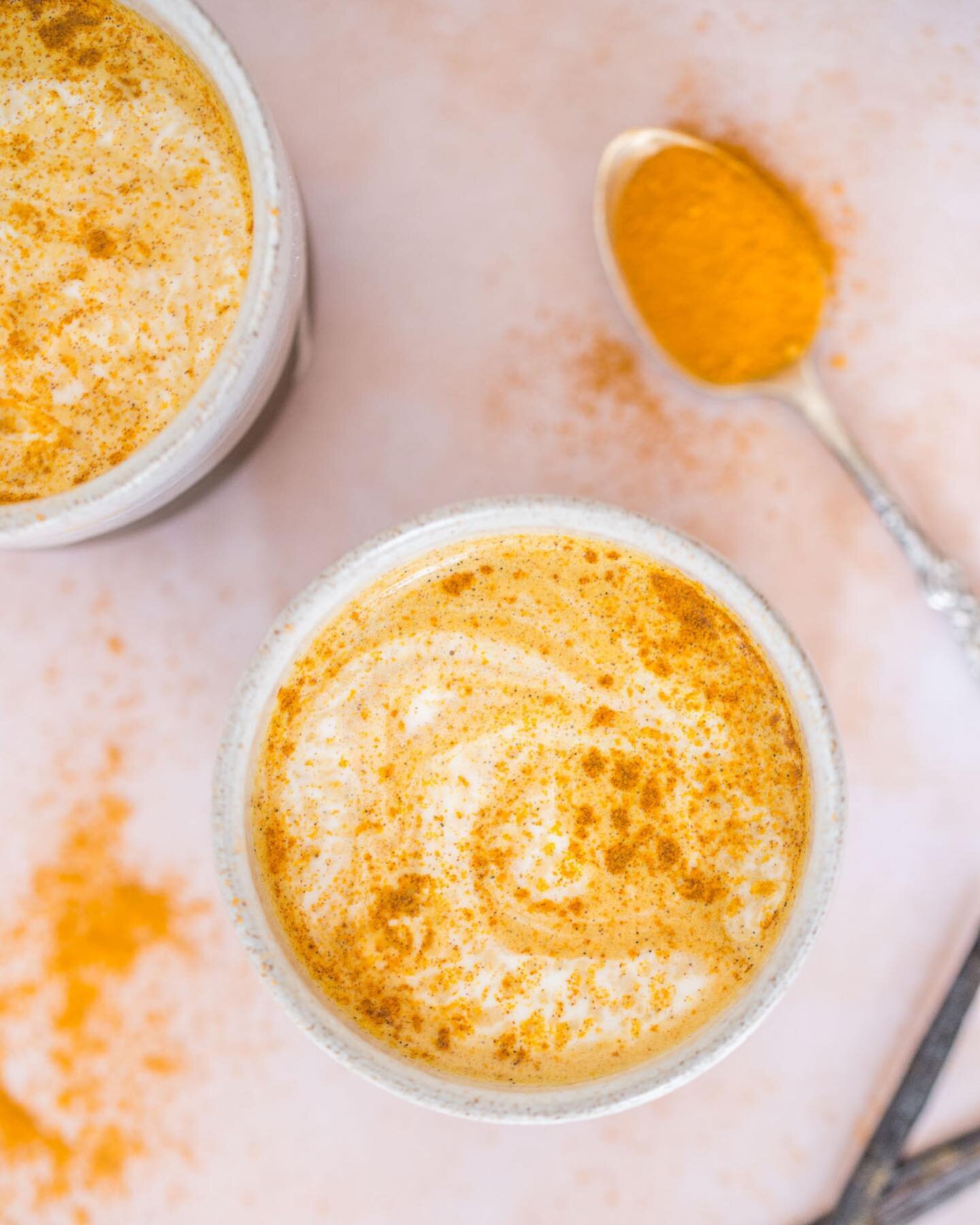 Is it just me or does anyone else end up staining something every time they use Turmeric 🤦🏼&zwj;♀️ This sweet and spicy Vanilla Turmeric Latte is worth it though!