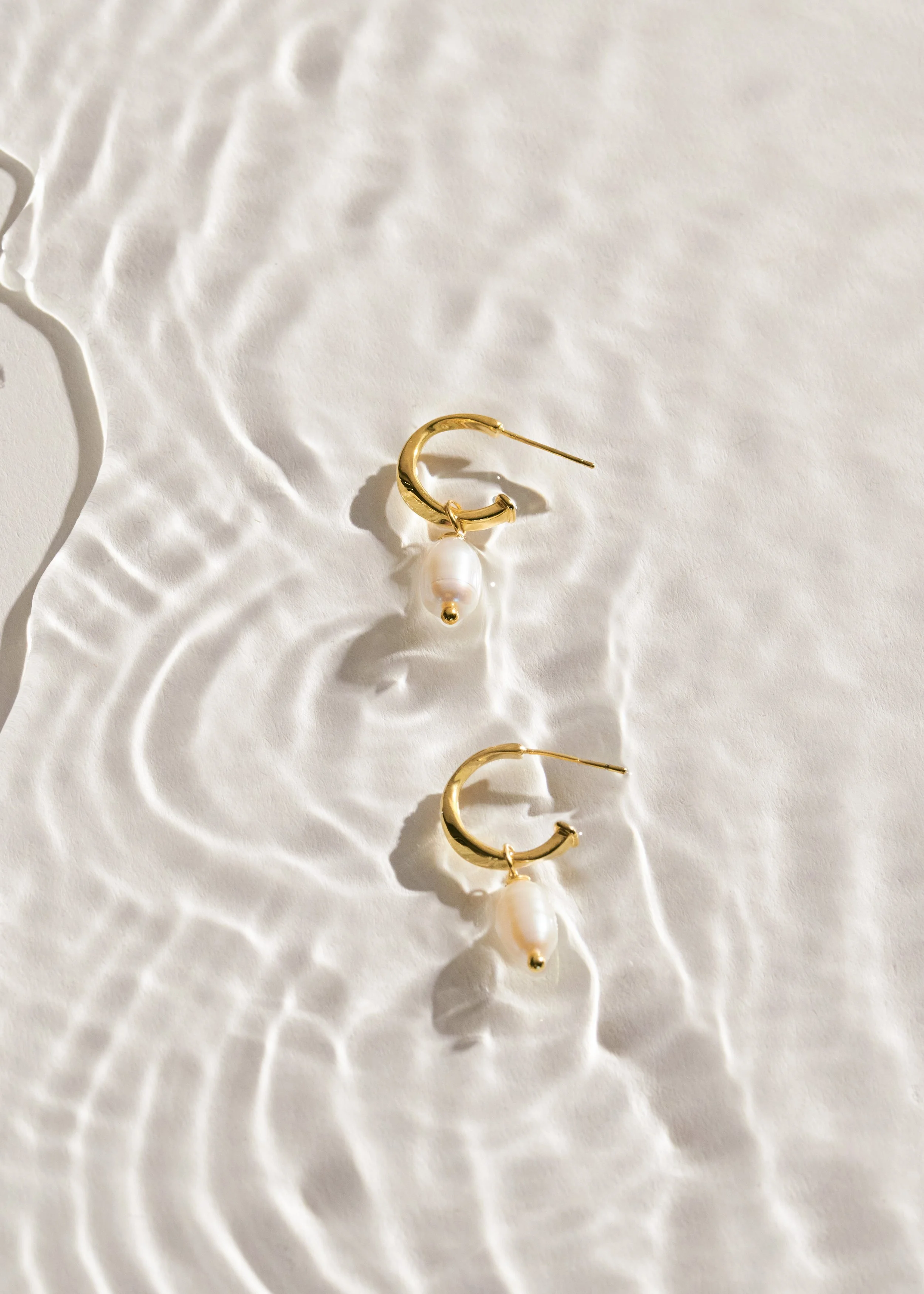 SHOT5-KL-SS25-HIGH-SUMMER-PEARL-LUSTRE-HOOP-EARRINGS-KLJ6352-NP-004.jpg