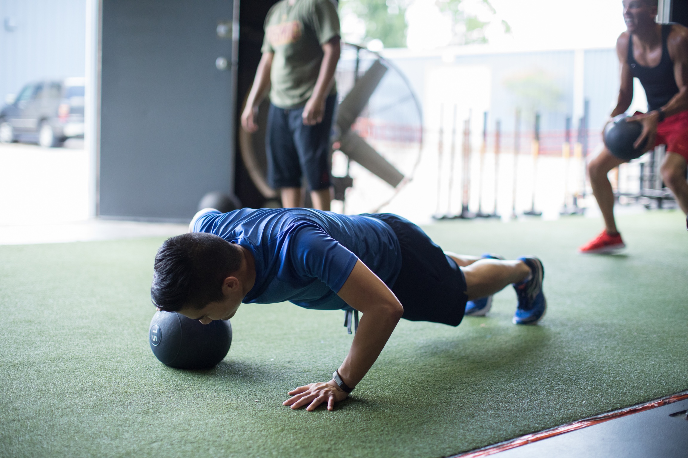 Brother keeping that back straight.