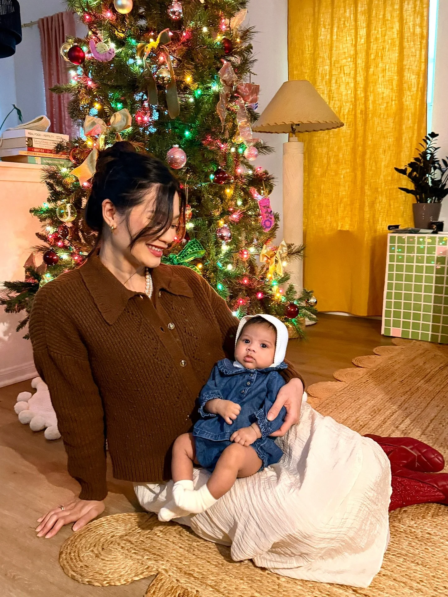 🎄 &lsquo;Tis the season for Christmas cards and sweetness! We&rsquo;ve been chowing down on some marranitos, Mexican gingerbread pigs, from our neighbors. Isla is smiling and talking so much right now, especially with our visitors! ❤️❤️

#renttherun