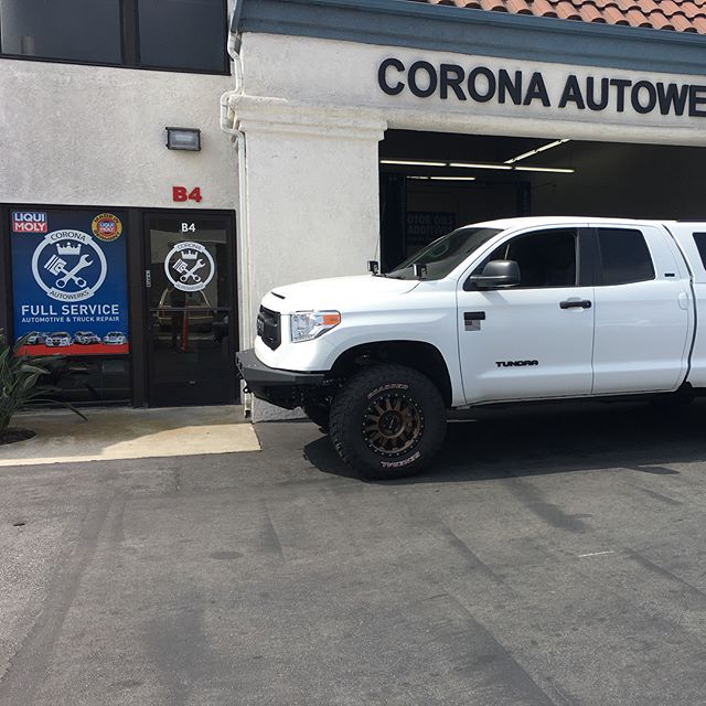 Who doesn&rsquo;t love a clean Tundra ❤️Earlier this week we did a @deaver_suspension_inc leaf spring install on our buddies @motoxscott Tundra. #DeaverSuspension #Toyota #Tundra #CoronaAutowerks #huntingtonbeach
