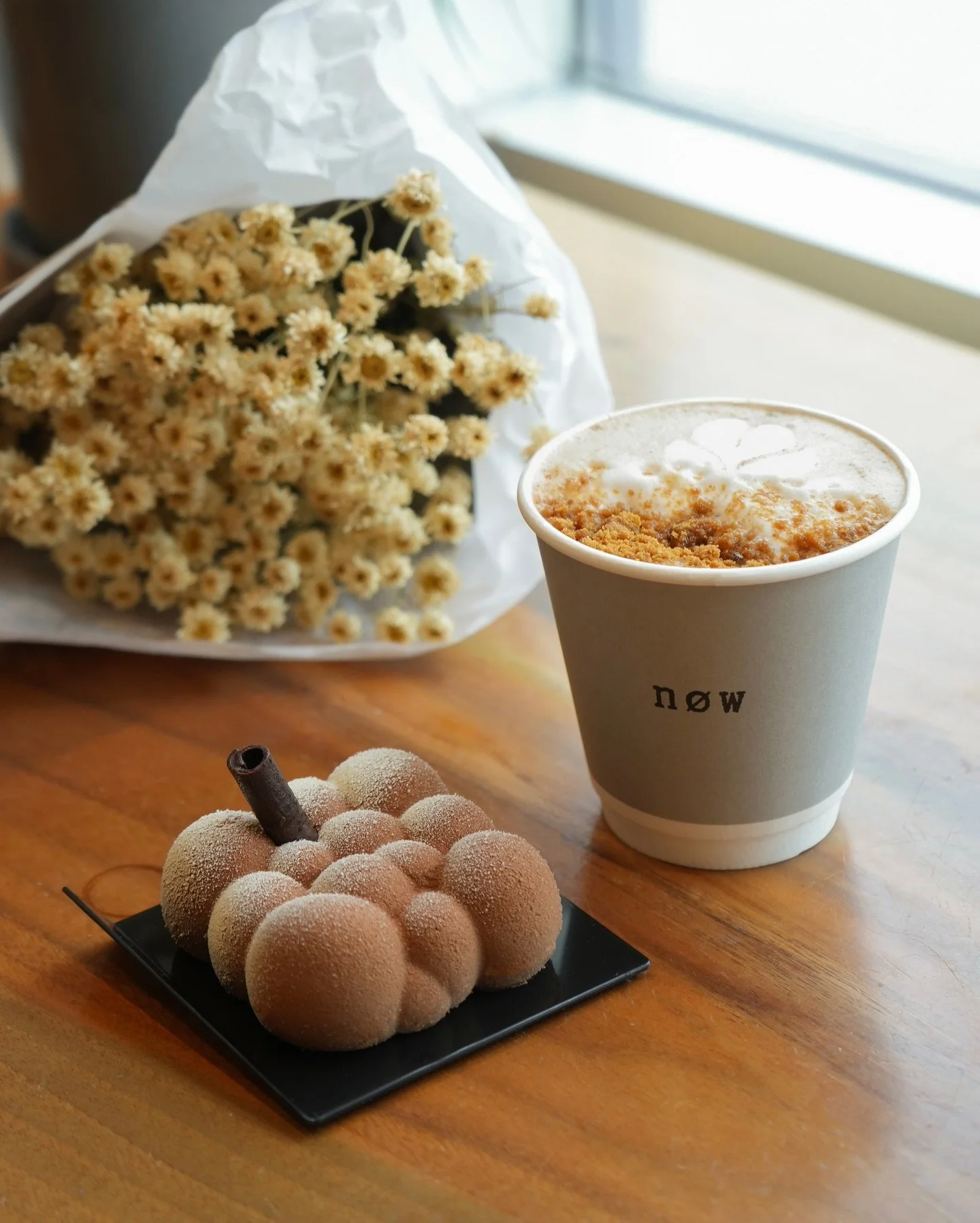 If apple pie met a latte and brought a boba-style 🧋 Ceylon tea chocolate mousse to the date. That&rsquo;s our feed today🍂

Enjoy them now at @gustabakelab 

#gustabakelab #coffeenow #autumnbreeze #bubbleteacake #applecrumblelatte #torontocoffeeshop