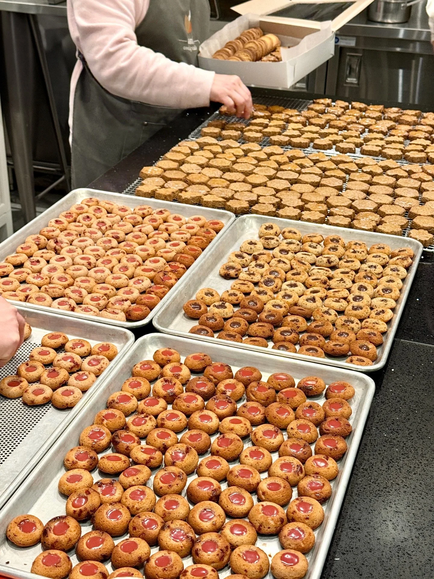 Eight hours. Eight hundred cookies. One dedicated assembly line💪🏻

🎄🍪Our Christmas Cookie Production Class went full pro mode&mdash;scale, mix, sheet, cut, bake, dust, repeat. 

Couldn&rsquo;t have done it without you. Thank you all for the incre