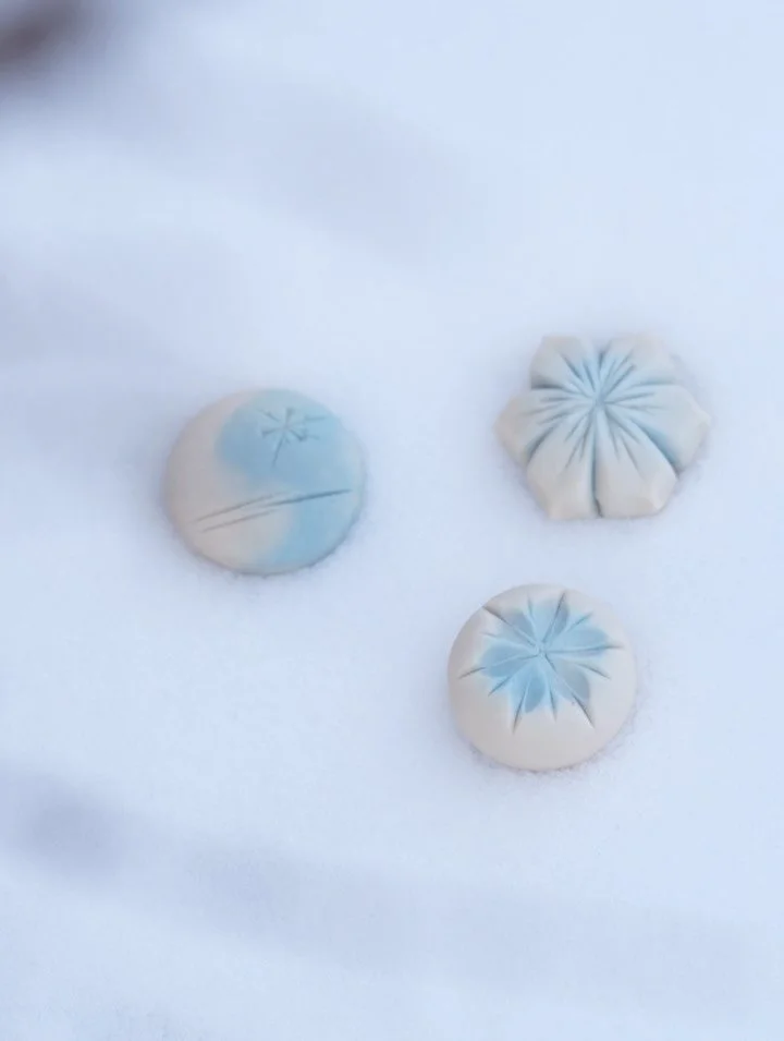 Crisp air, quiet street.  The chill sharpens your sense, and the details around you become noticeable.  Wabi-sabi, a mood to find perfection in imperfection, a mood for wagashi.

❄️Winter wagashi menu:
&bull; Nerikiri &ldquo;Snowflake&rdquo; 練り切り「雪花」