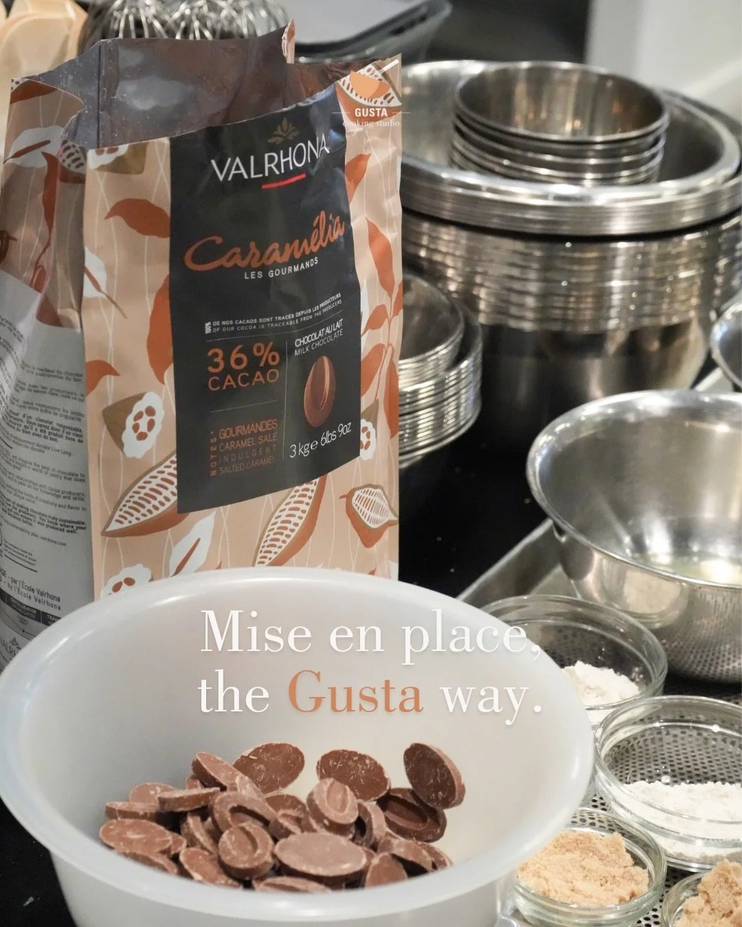 Before the shine and the slice comes the mise en place: measured, weighed, and lined up in crystal-clear bowls.
Quality preparation for a quality lesson.

#gustacookingstudio #gustasupplies