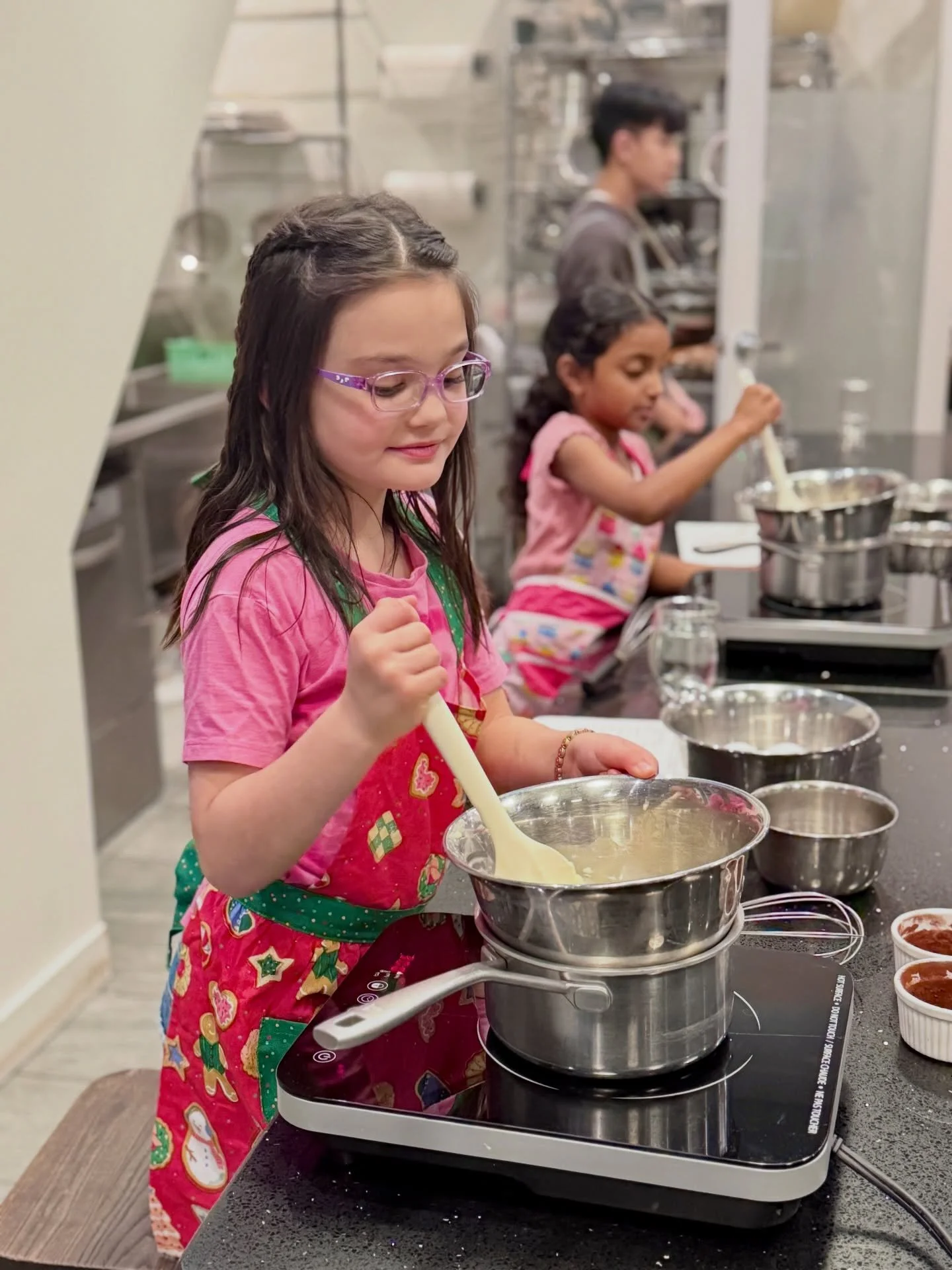 Warm cake, molten chocolate centre, and a happy table.

This beginner-friendly class is simple, fun, and perfect for families to enjoy together. You&rsquo;ll learn to make classic chocolate lava cakes from scratch and enjoy them fresh from the oven✨
