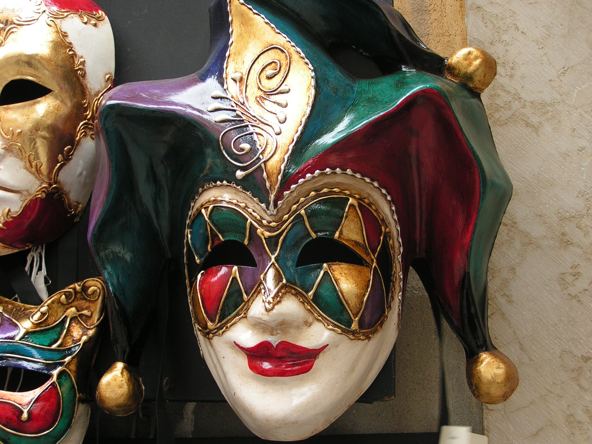 Арлекин маска 5 выпуск. Маска Арлекина Венеция 17 век. Венеция маскарад с шутами. Венецианская маска Маттачино. Маски венецианские карнавальные.