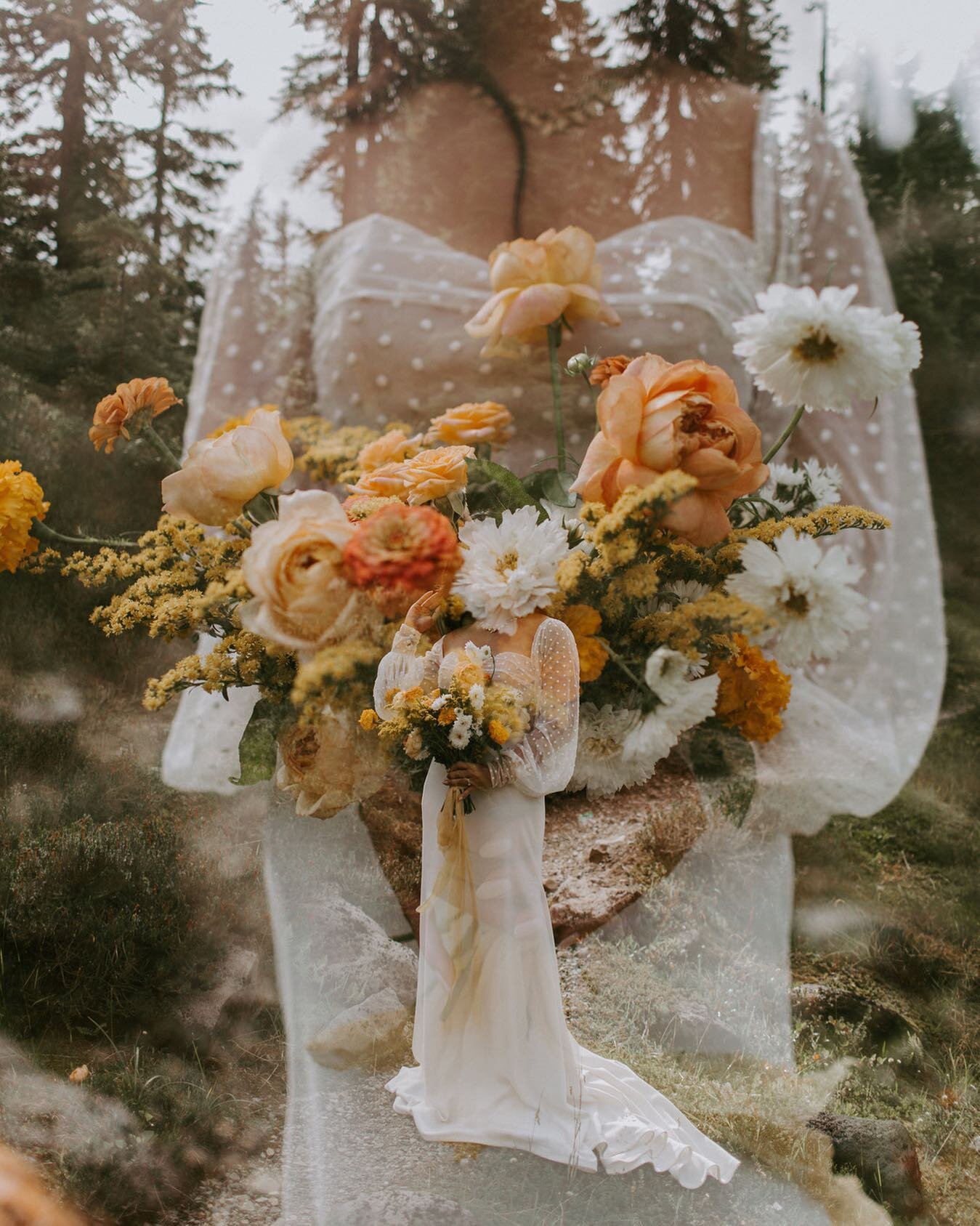 Dreamy florals by @theslowcult and some fun with double exposures. I love that more and more my couples are asking for creative shots and allowing me to flex those artistic muscles even more. 
.
.
.
#weddingboquet #weddingflowers #weddingflowerinspo 