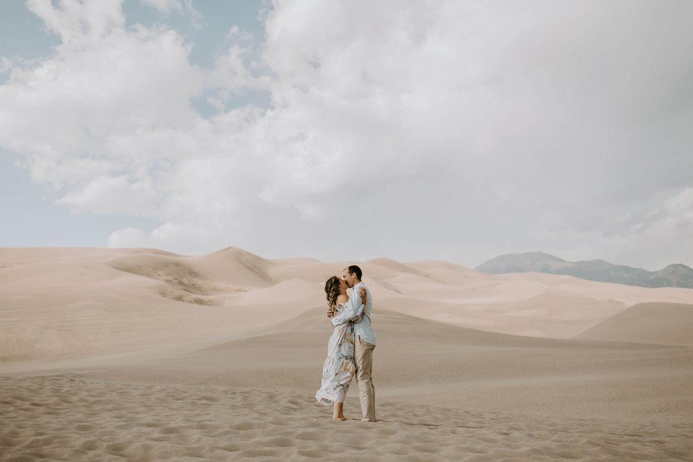 couple-portraits-great-sand-dunes-22.jpg