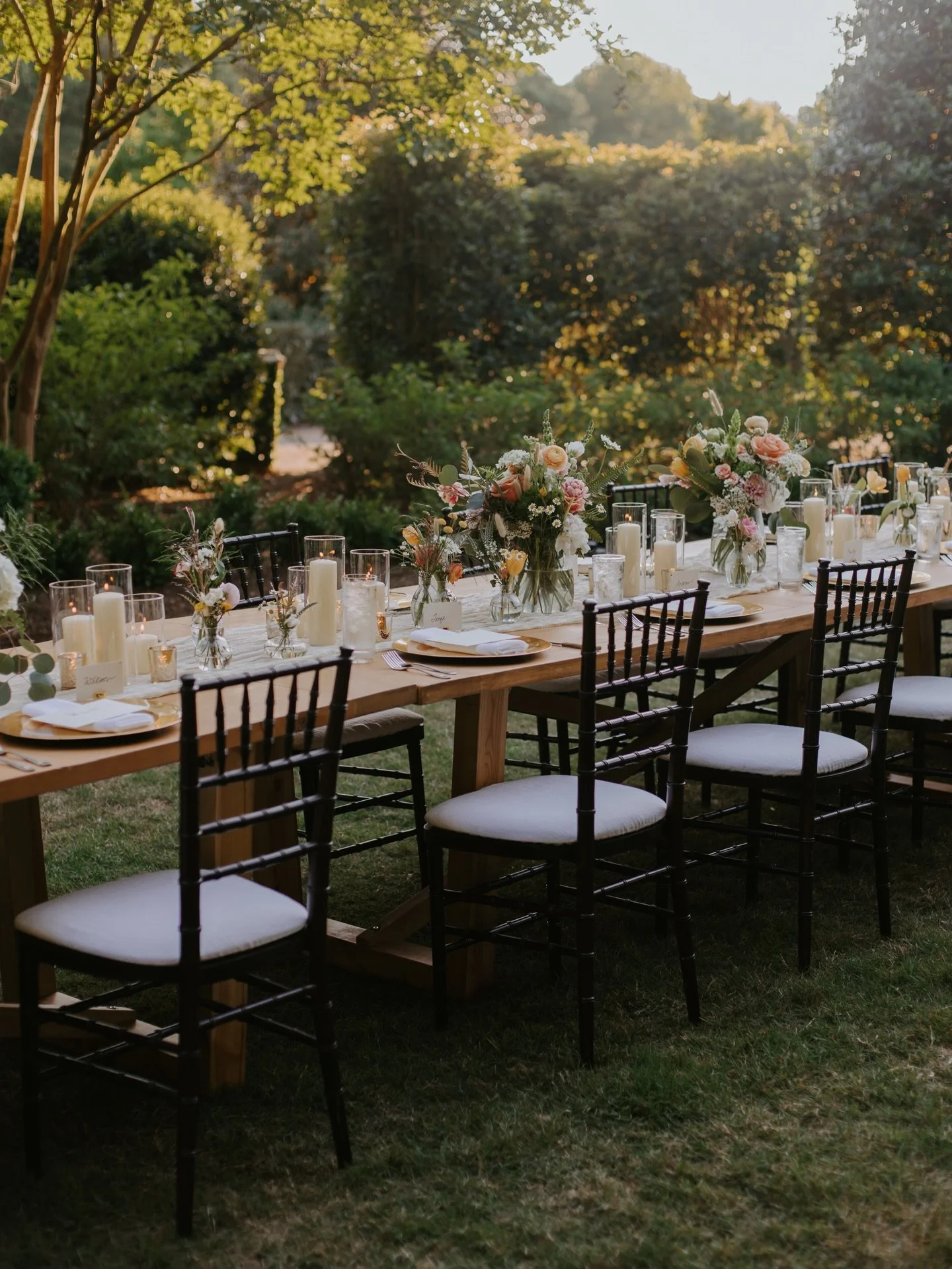 Your sign to gather a handful of your favorite humans and have an al fresco dinner party as the golden sun sets to celebrate your nuptials. ☀️ 🥂

North Carolina Wedding Photographer | North Carolina Wedding | North Carolina Wedding Venue