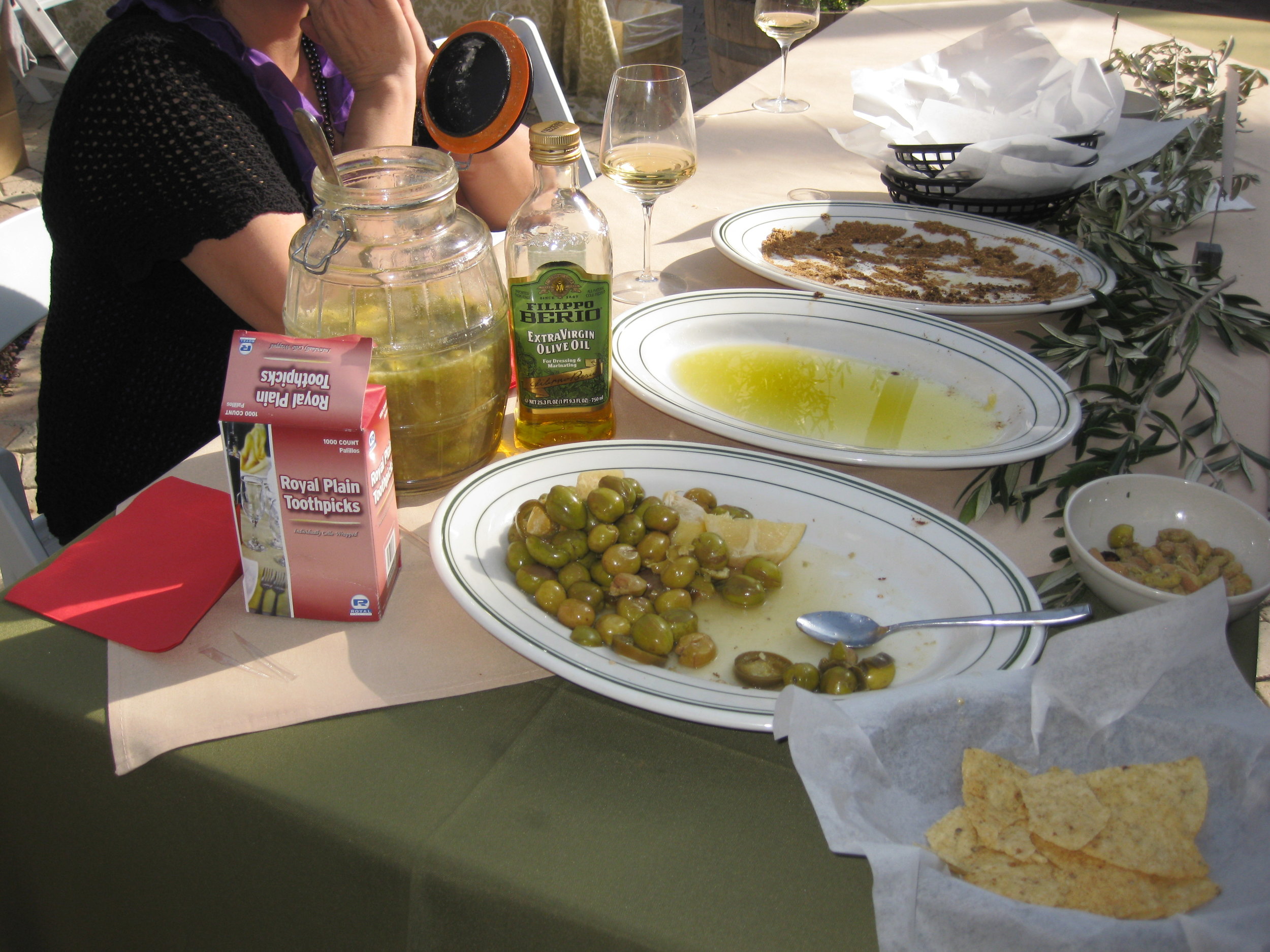 olive-sharing-table-02.JPG