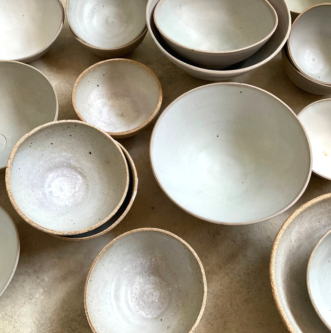We love our growing collection of @deborah_levin_ceramics bowls, perfect for every set. ​​​​​​​​​

#thesurfacelibrary #surfacelibrary #prophouse #proprentals #productphotography  #photographyprops #propstyling #colorstory #propstylist #tabletopprops 