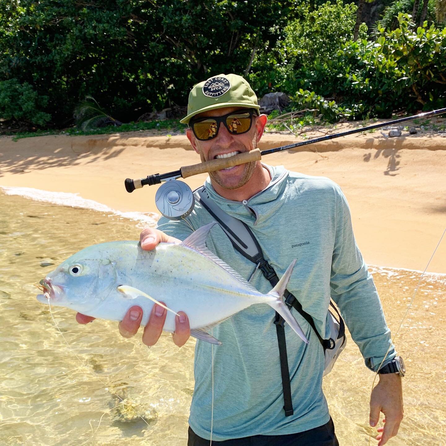 ALOHA // A Haole with a local off the beach - solid fish braaddaahh 🤙 #enjoyyoursession
📸 @ryangraves .
.
#brah #hawaii #flyfishthesurf #surf #surfing #snowboarding #mountainbike #mtb #art #design #adventure #outdoors #outside #ocean #river #campin