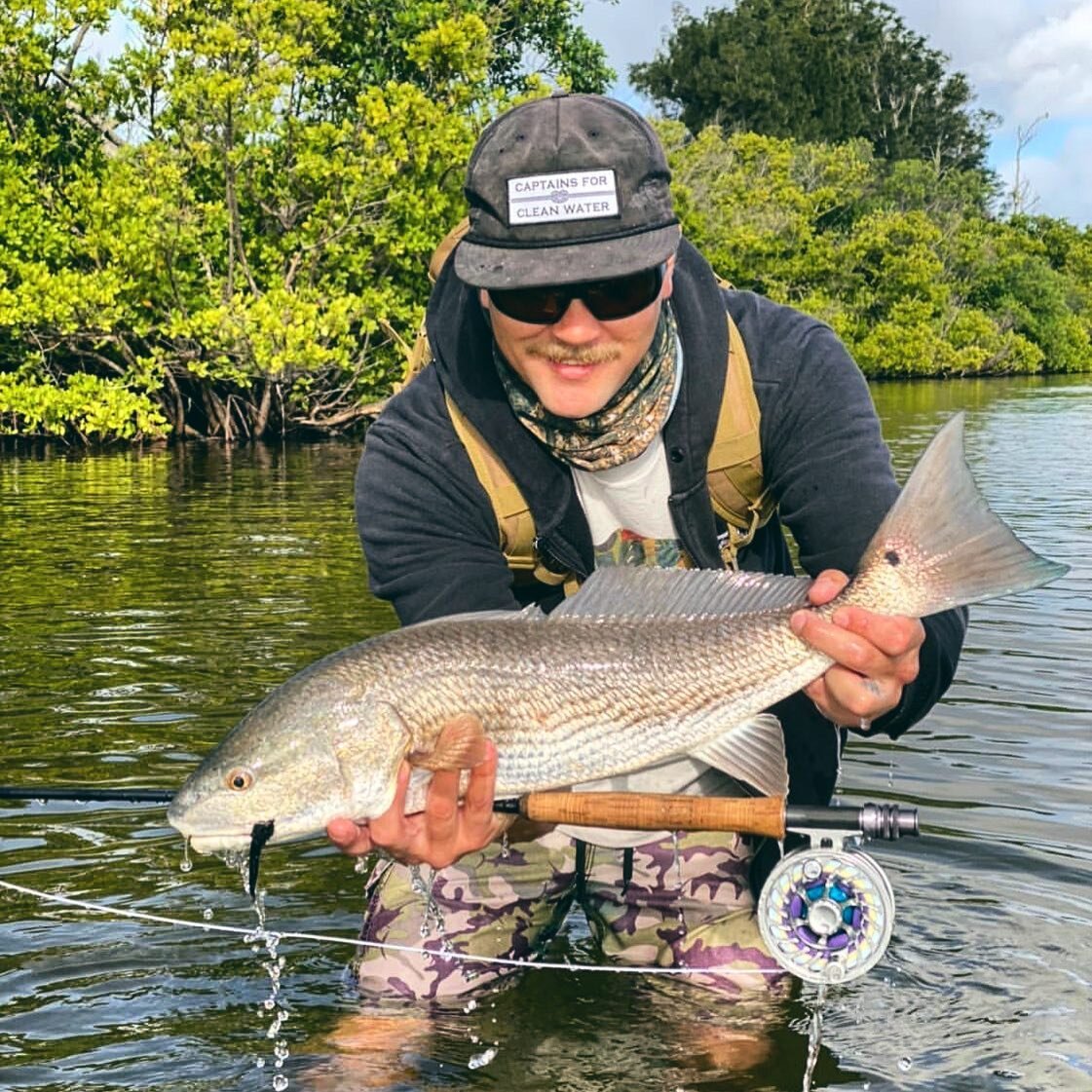 🚨 RED ALERT 🚨 @poling4tailz with not only a gorgeous Redfish on the fly, but a solid stash game and purple backing to match the boardies. A true gentleman indeed! #enjoyyoursession
.
.
#redfish #surf #surfing #snowboarding #mountainbike #mtb #art #