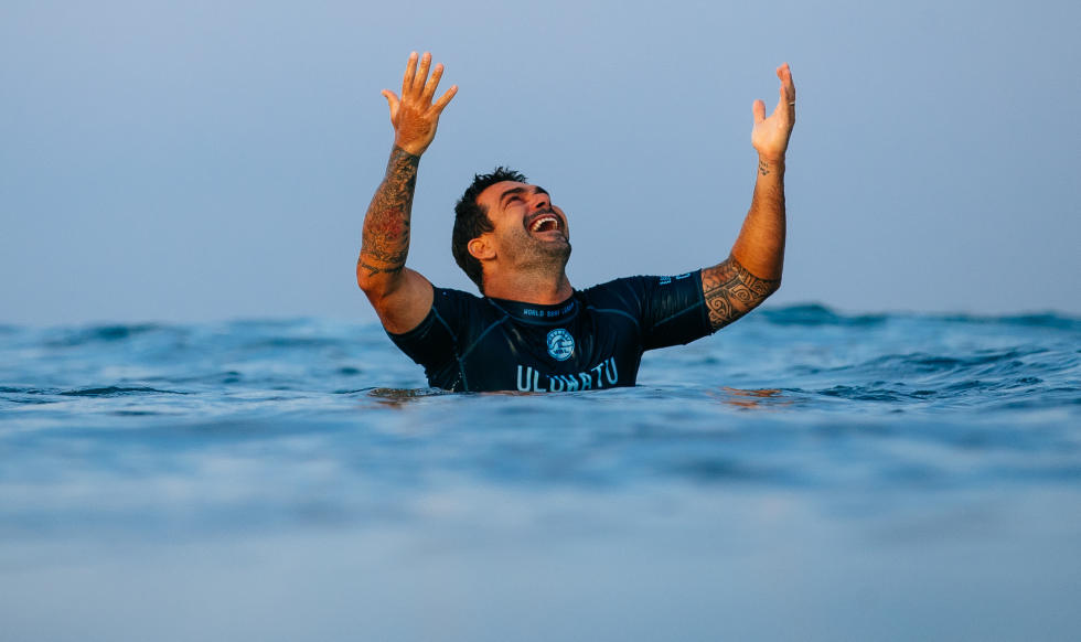 Willian Cardoso celebra sua primeira vitória na WSL, divisão de elite do surf mundial. Foto: WSL