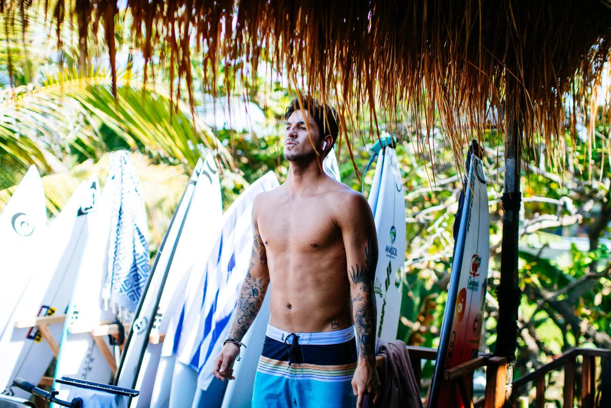 Gabriel Medina tem boas combinações para garantir seu bicampeonato mundial. Foto: Ed Sloane / WSL