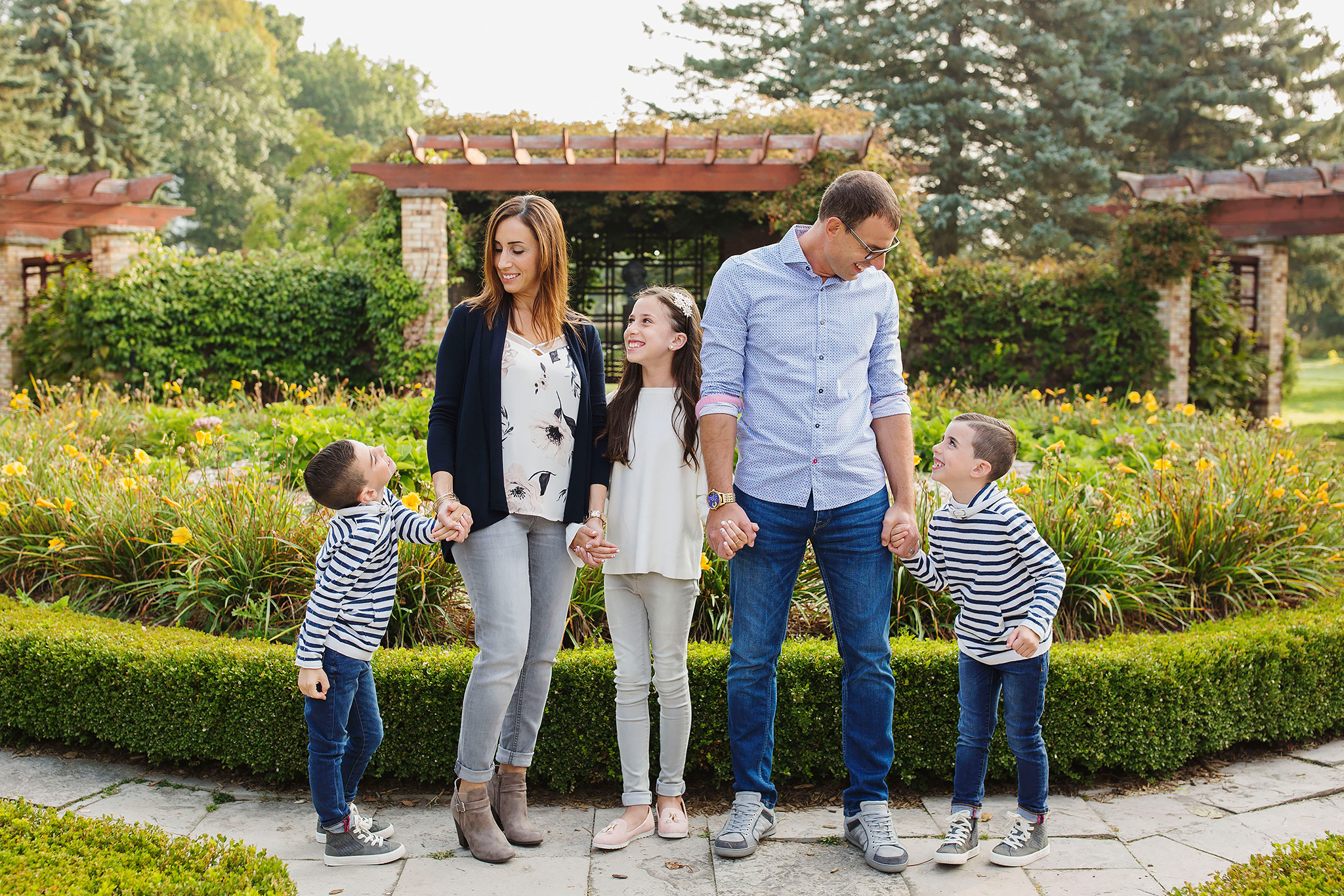 london_ontario_family_photographer-civic_gardens_extended_family_session-raw_footage_photography005.jpg