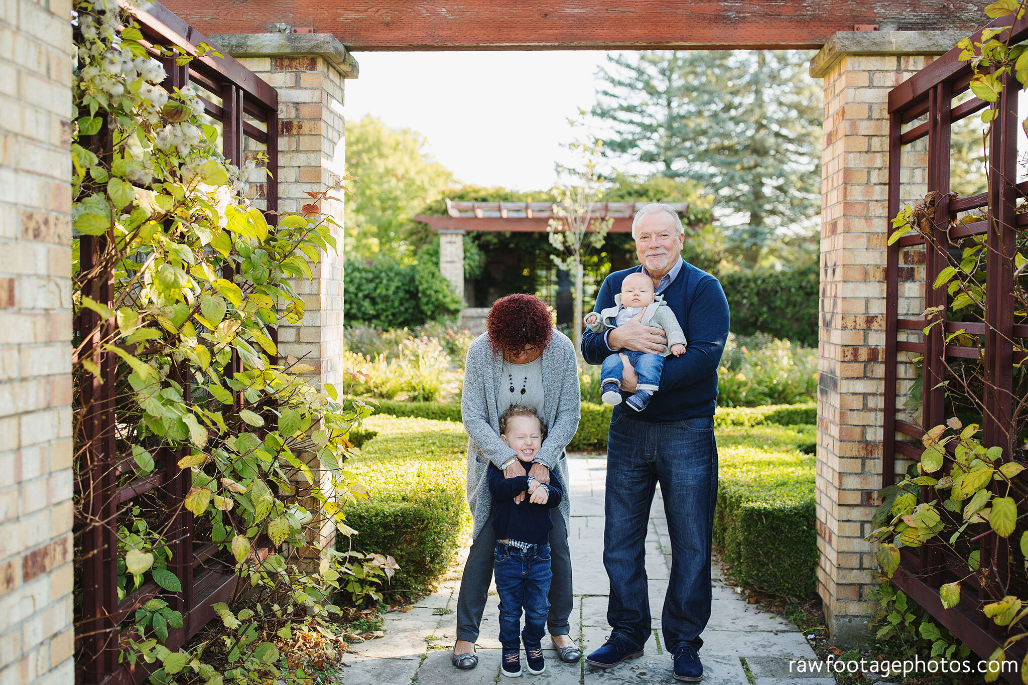 raw_footage_photography-london_ontario_family_photographer-fall_extended_family_session-grandparents-002.jpg