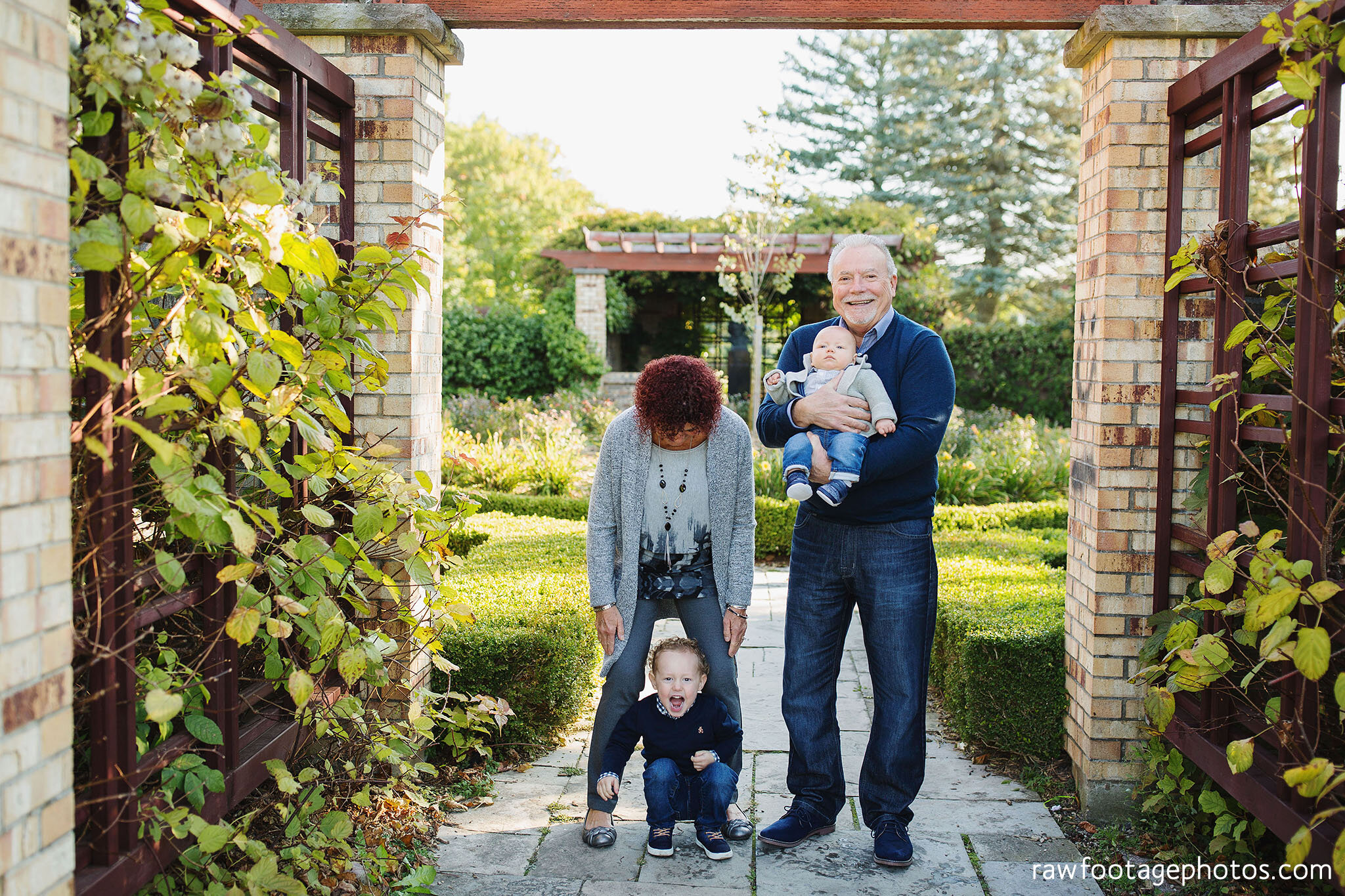 raw_footage_photography-london_ontario_family_photographer-fall_extended_family_session-grandparents-003.jpg
