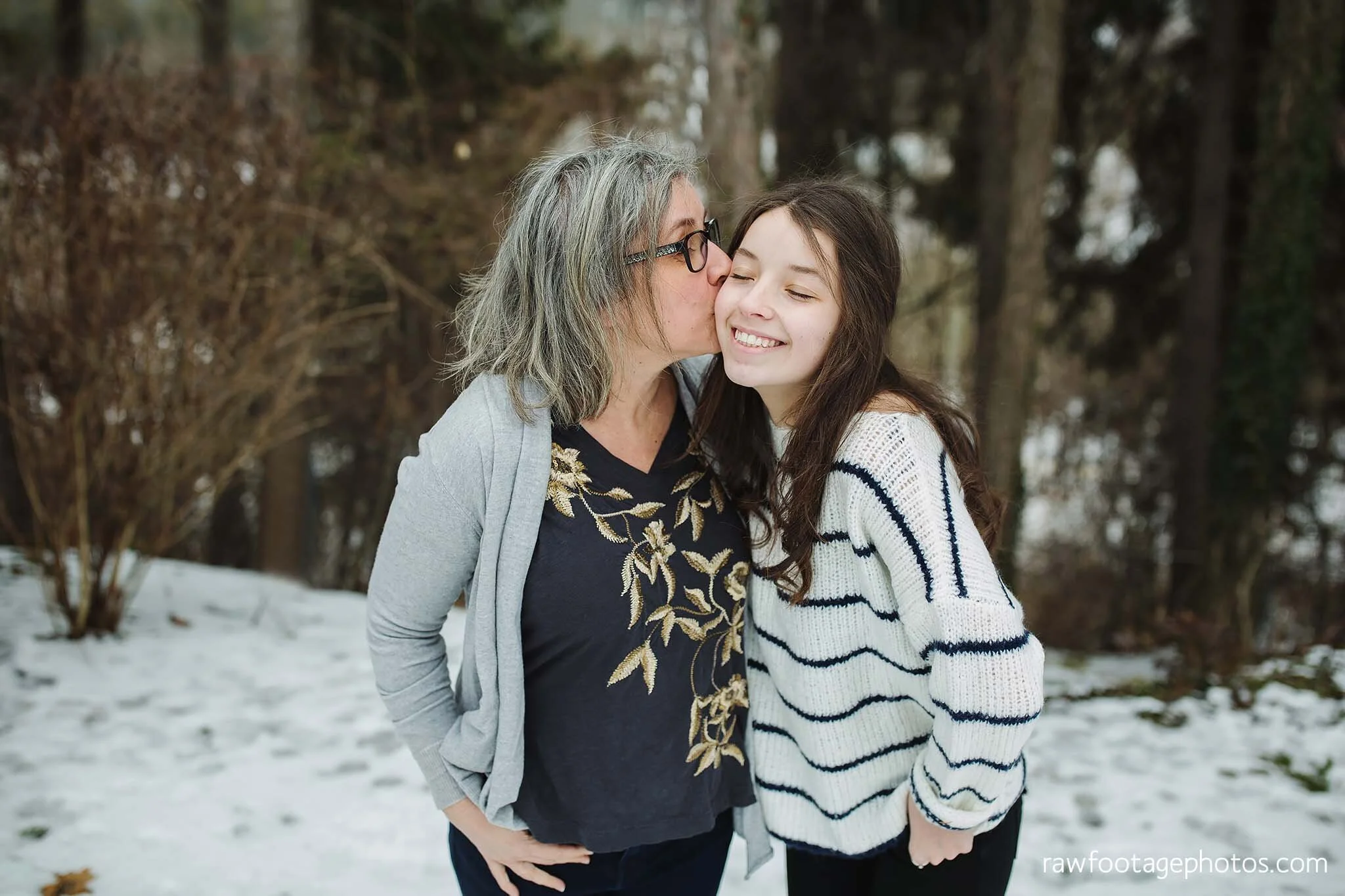 london_ontario_family_photographer-backyard_family_session-winter_family_photos-raw_footage_photography_010.jpg