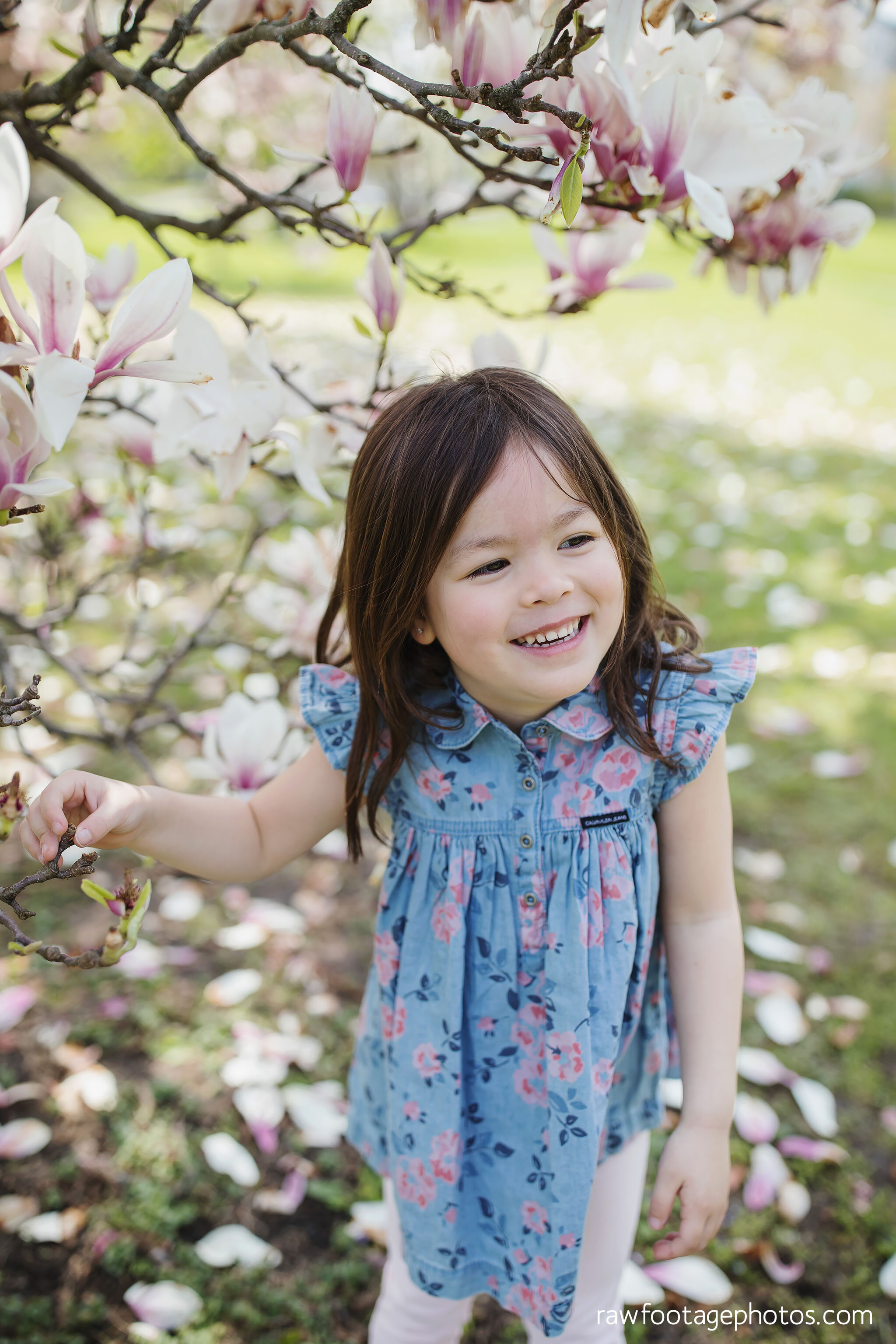 london_ontario_family_photographer-spring_blossoms-newborn_session-magnolia_blossoms-springbank_park-raw_footage_photography_010.jpg