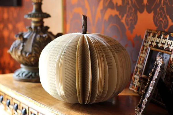 I kept my paper pumpkin simple. You could easily paint the edges of the paper with gold paint or something pretty though. Scroll down for the tutorial.