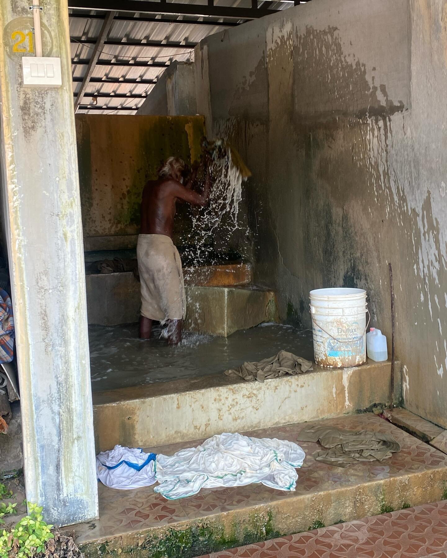 M&iacute;stn&iacute; laundry. Ten t&yacute;pek, co pere o k&aacute;men m&aacute; svůj portr&eacute;t při vstupu do m&iacute;stn&iacute; pr&aacute;delny. Něco perou a žehl&iacute; postaru. Su&scaron;&iacute; na vzduchu, skl&aacute;daj&iacute; na zemi.