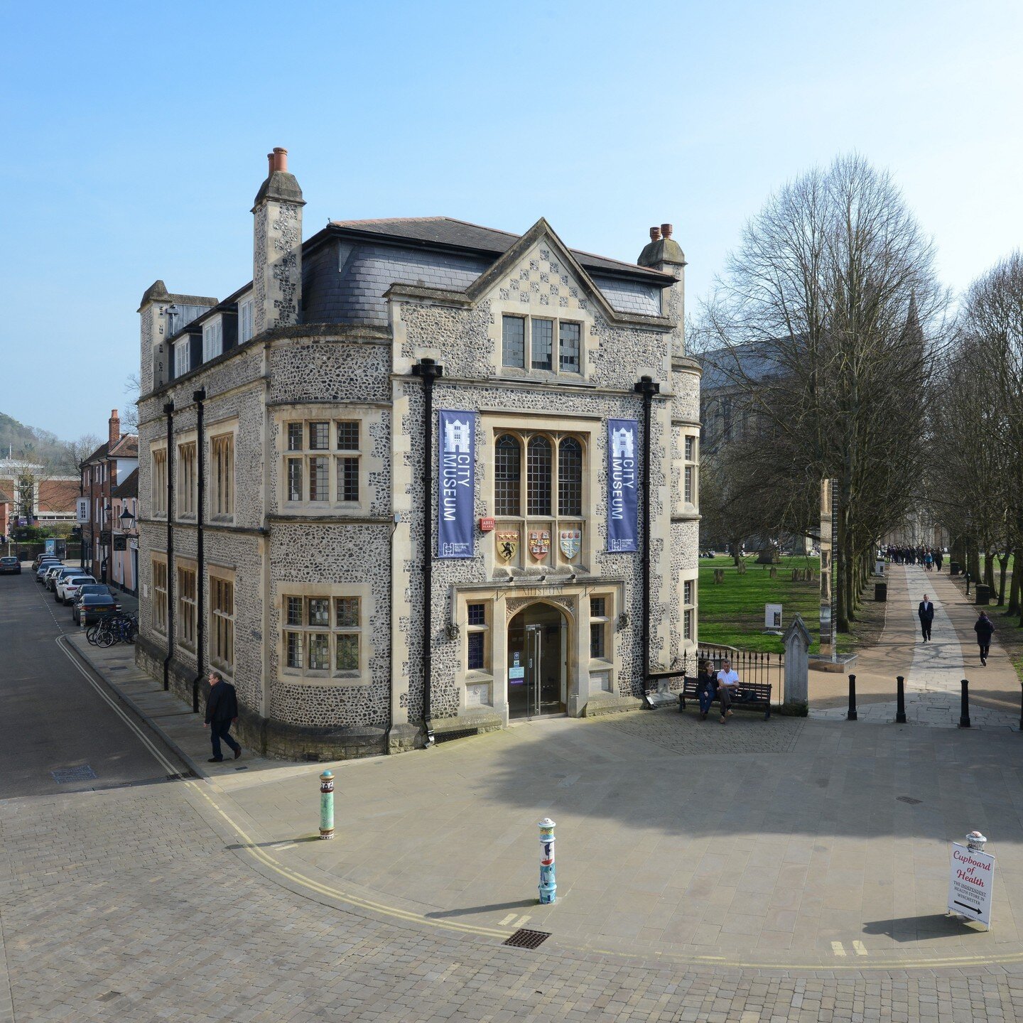 Winchester City Museum is the place to be on Saturday 10th September:
⚜️Free admission to the Museum as part of #WinchesterHODs
✏️An #AstoundingInventions Craft session (booking required) 
💡A performance by @pedlarsandpetticoats on the hidden #herst