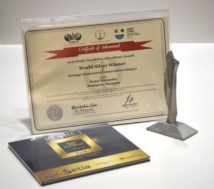 A FIABCI World Prix d’Excellence Awards díjátadón Heritage (Restoration / Conservation) kategóriában WORLD SILVER díjat nyert a Hotel Moments Budapest ****. Az Andrássy út 8. szám alatt megnyitott szálloda egy mozgalmas múltú műemléképületben kapott helyet, melynek tereit Nagy Csaba vezetésével az Archikon csapata, míg a szálloda belsöépítészetét Göde András vezetésével a Kroki Stúdió, az étterem belöépítészetét az Este'r Partners gondolta újra. A projekt az A8 Palace Hotel Zrt. beruházásában épült.