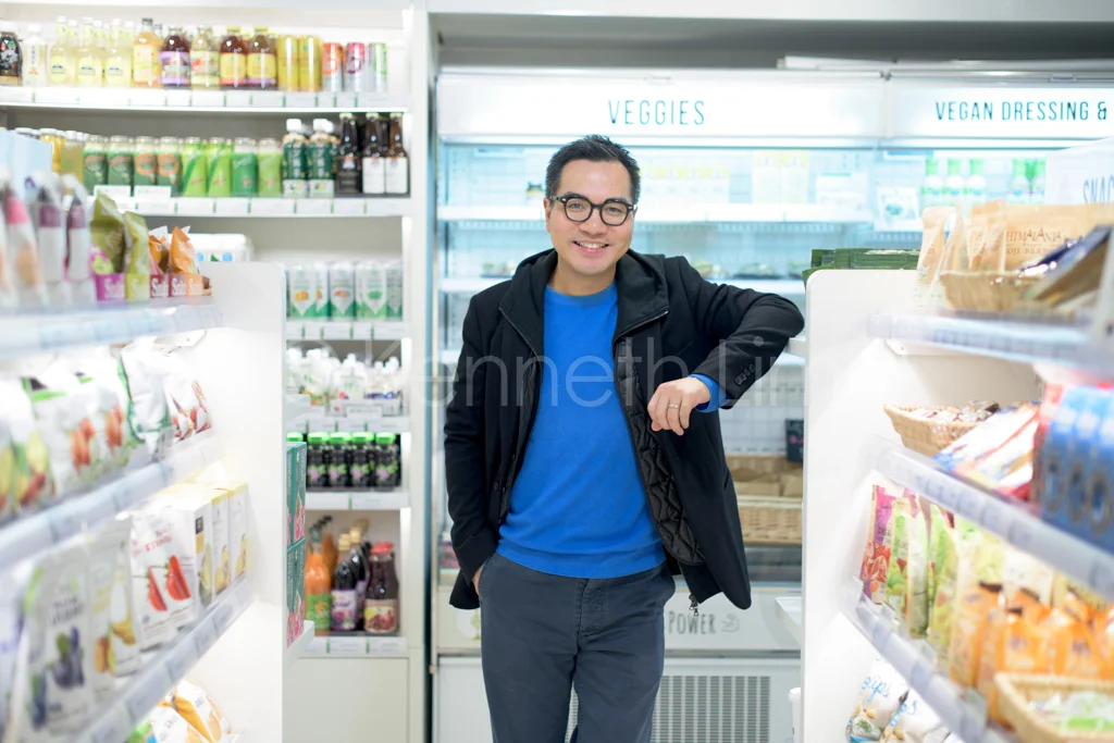 hong-kong-editorial-photographer-casual-man-in-store_007