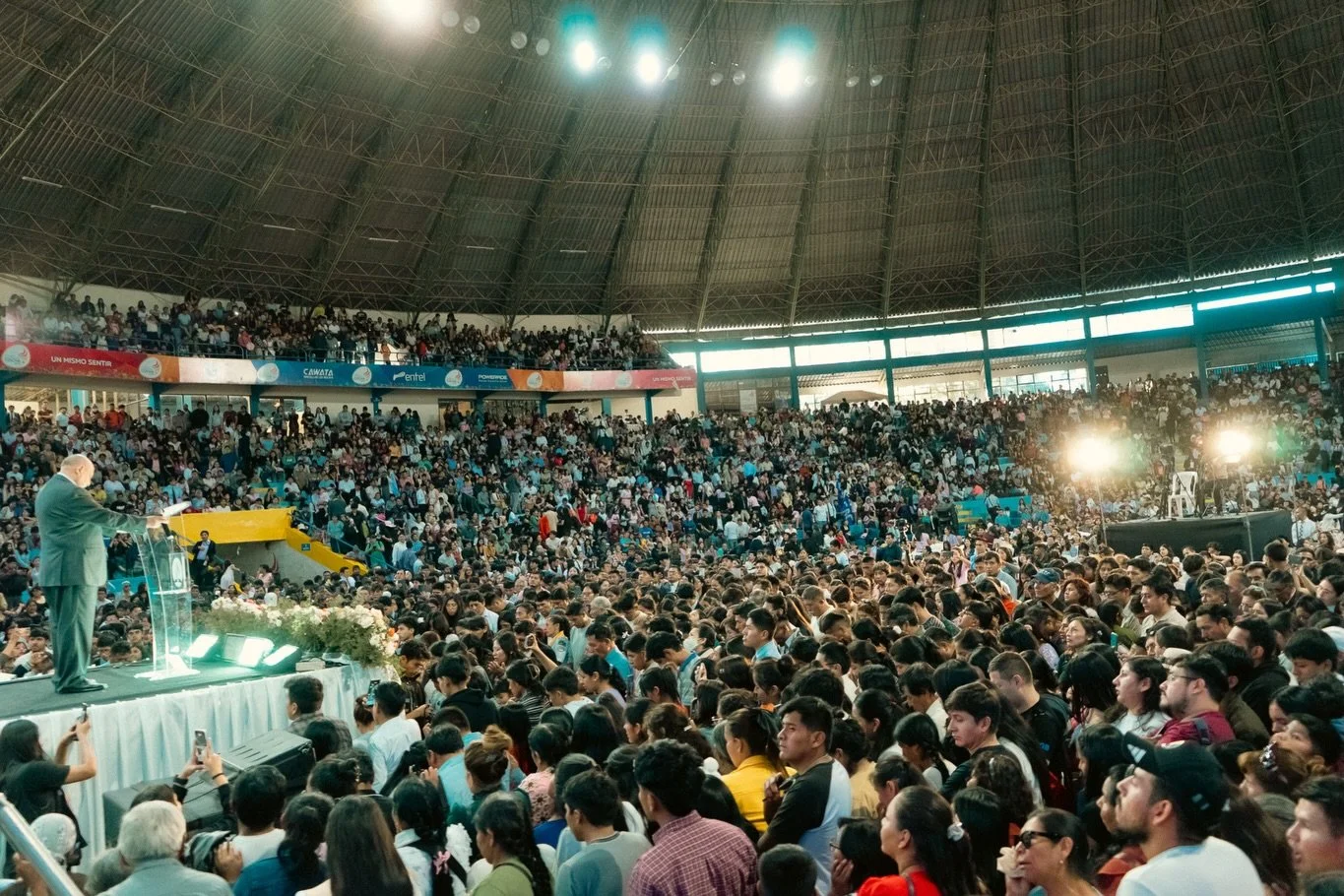 Impresionante ver c&oacute;mo Dios sigue moviendo multitudes. M&aacute;s de 12,000 personas reunidas en Cochabamba, Bolivia, escuchando el llamado de salvaci&oacute;n.