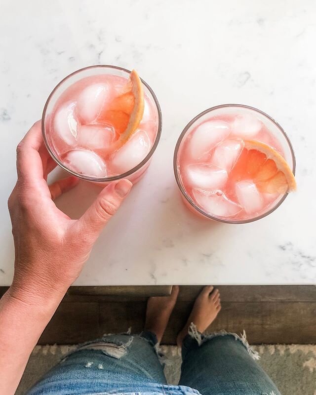 Your fave ☀️ cocktail right here! You guys, get ready to save this recipe...it&rsquo;s so fresh + so clean! 🍊
.
.
Alcohol + fertility seem to be a touchy subject with my clients (that and coffee 😜)...I have two rules&mdash;
1. Keep it clean&mdash;u