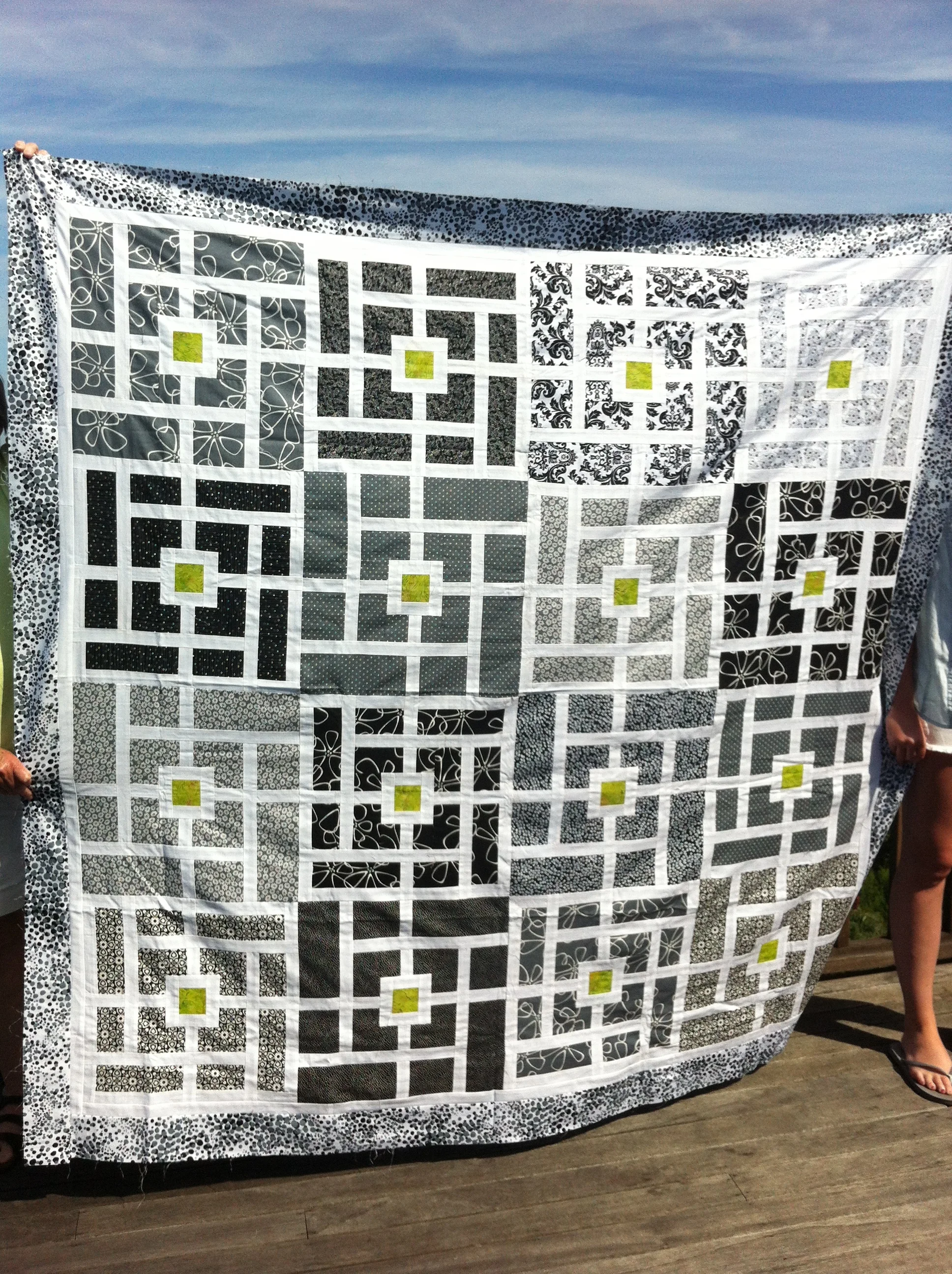 black and white modern quilt.JPG