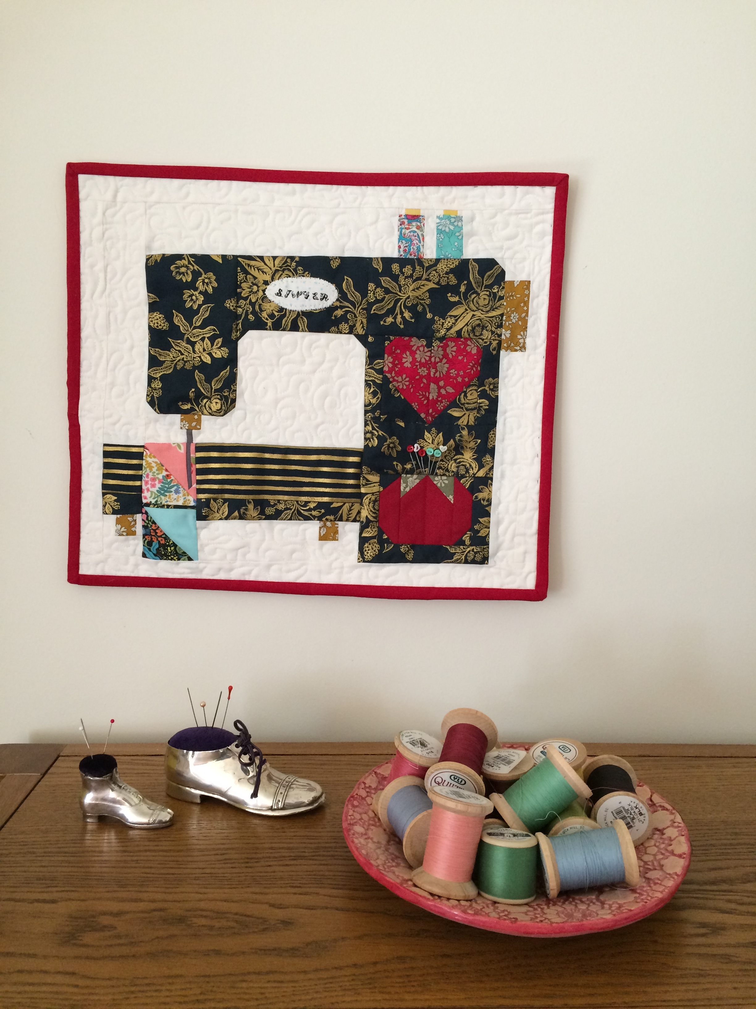 sewing machine mini quilt.JPG