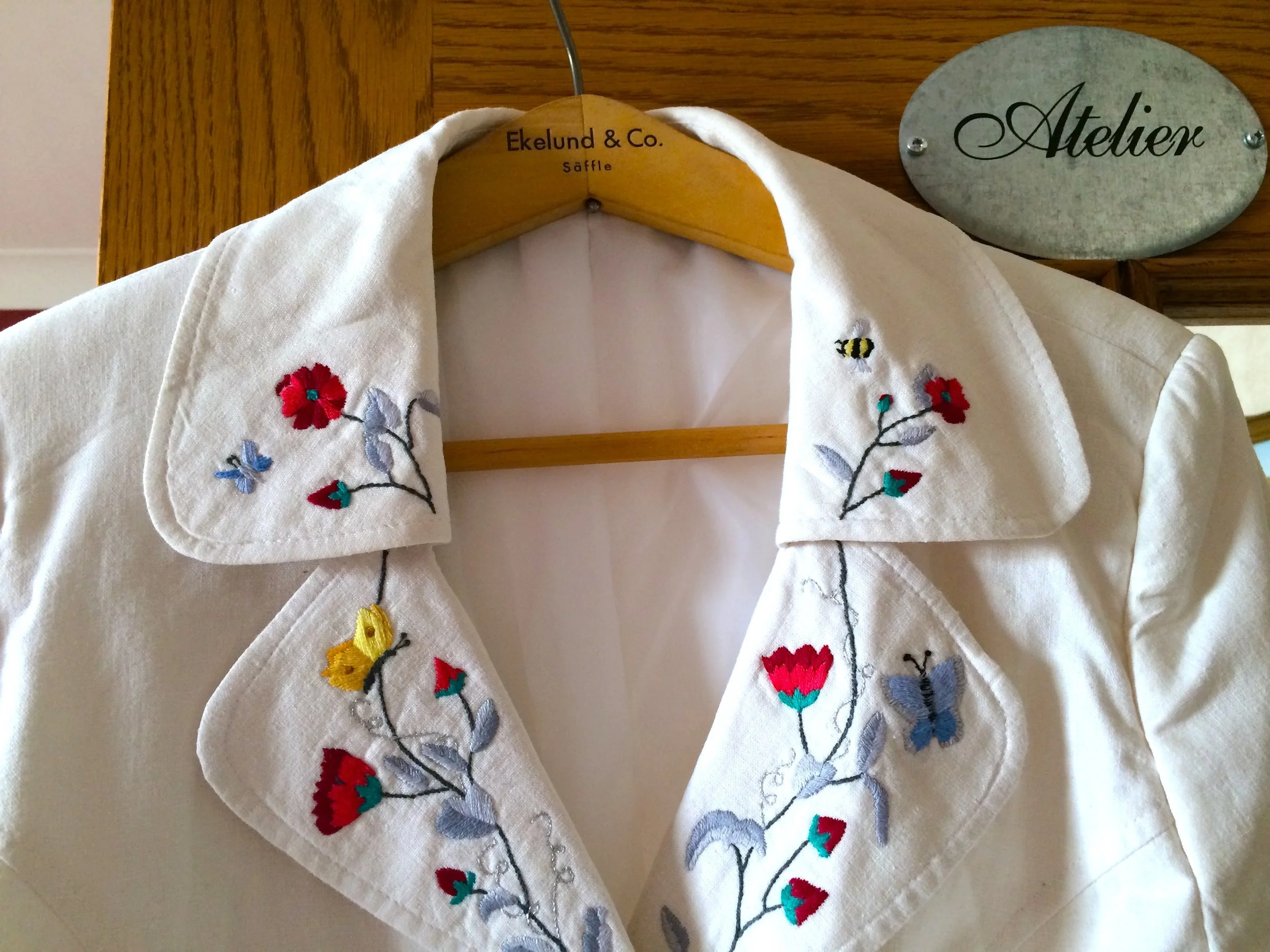 embroidered jacket collar.jpg