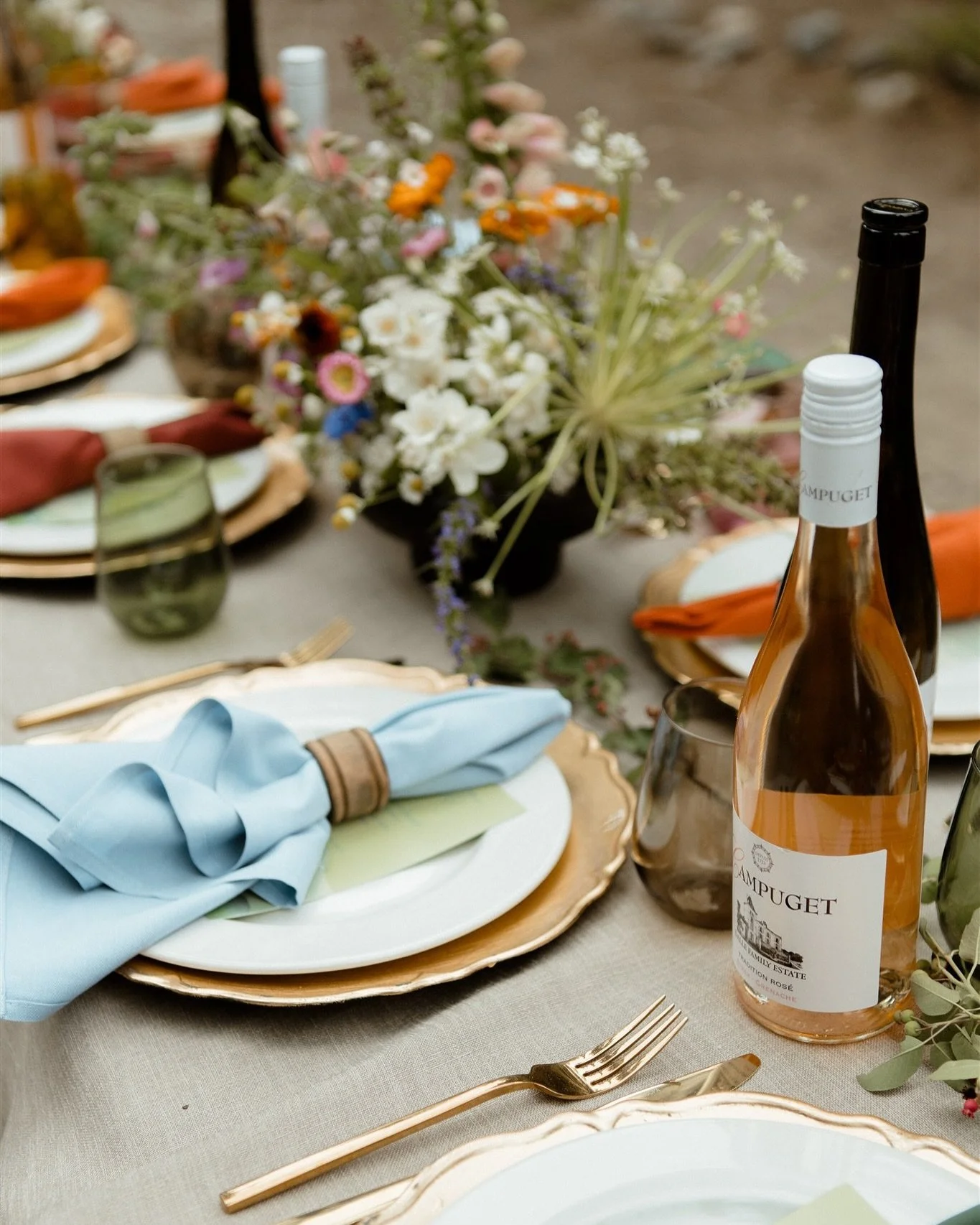 A moment for some juicy details✨ Got to work with some of my favorites in the business last month at a dream location and I STILL can&rsquo;t get over *just* the previews! Pinch me! 

Venue: @alpine_lakes_high_camp 
Flowers: @leavenworthflowers 
Plan