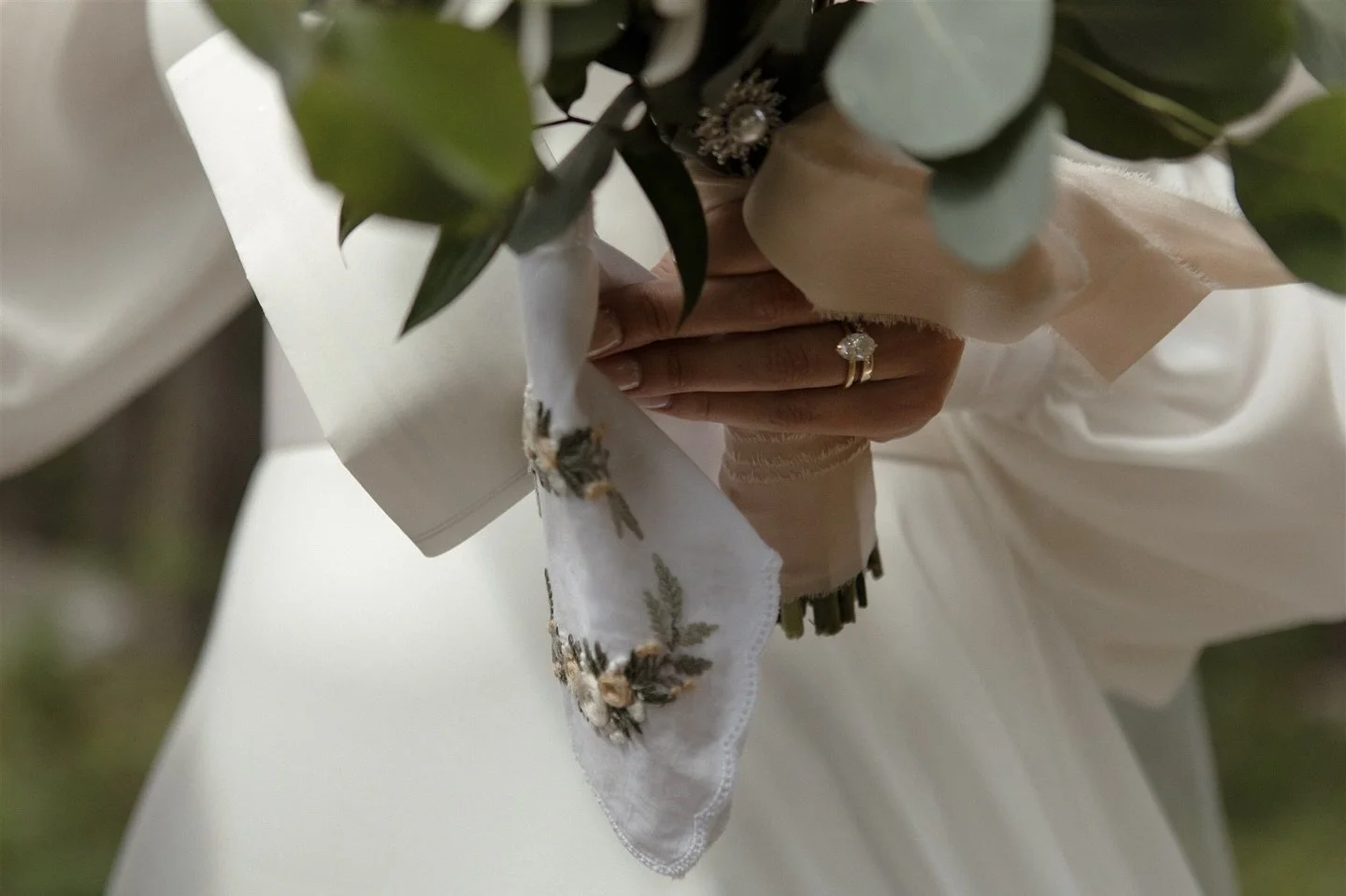 When that light hits just right ✨ This wedding was full of sweet little touches. From a hand stitched handkerchief, a bow her mom made years ago that the bride used on her dress, hand picked wedding day perfume, her grandmothers ring&hellip;the list 