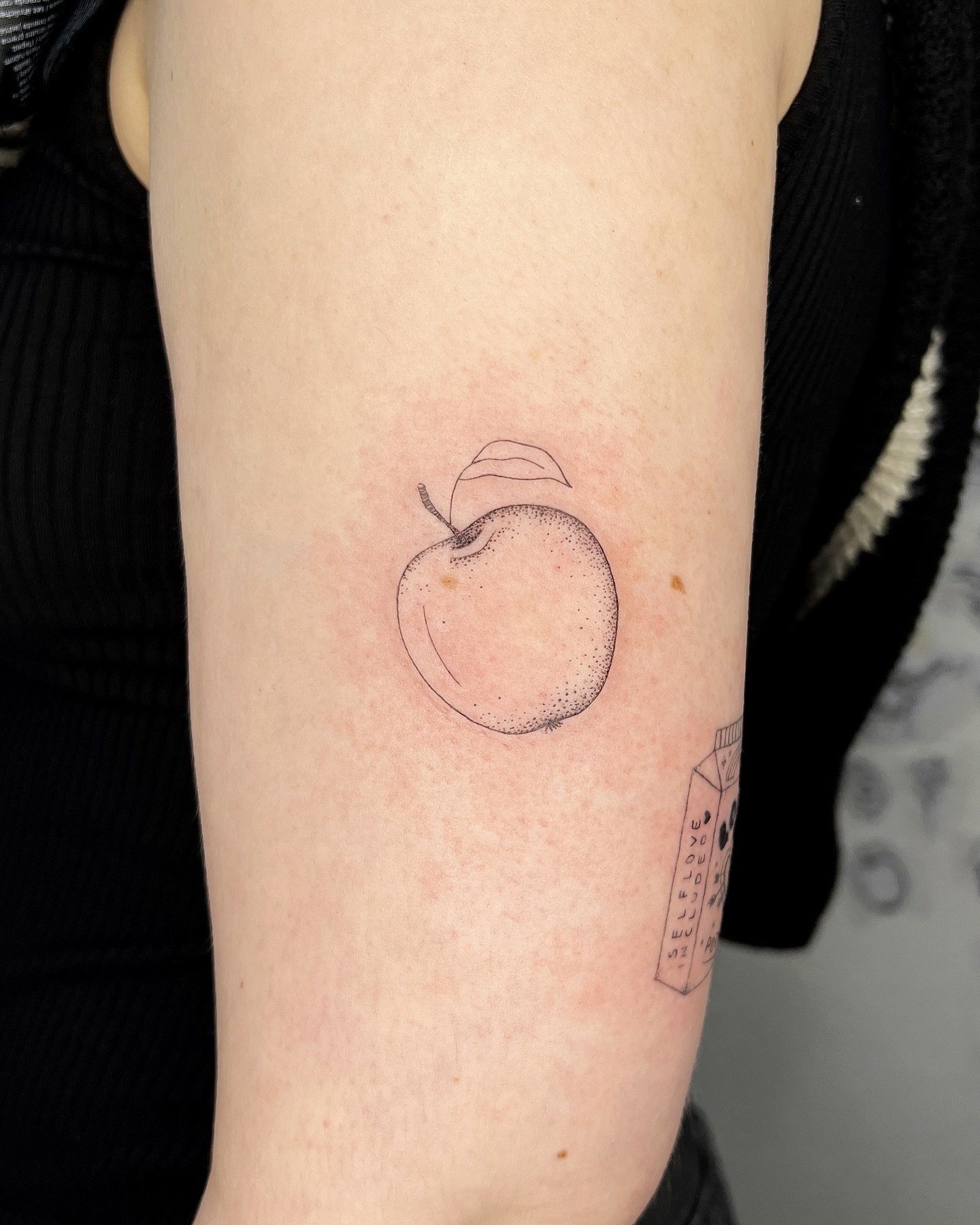 An apple a day&hellip; for the rest of your life ☺️🍎
Thanks again Inga! 🤍

⫸ 
Booking info: If you want to get inked, please stay patient. My books are closed till June 2024. New dates will be  announced soon 🫶🏻 #nodms 

#appletattoo #applelover 