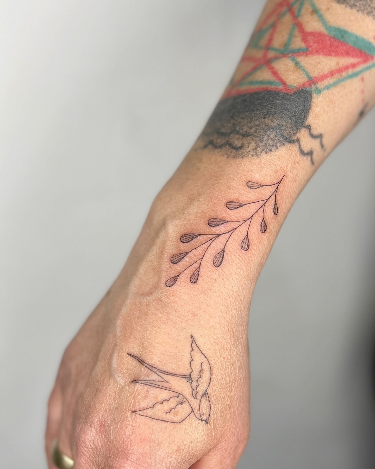 Little filler today 🌿 Love the placement 🤍✨
Thank you!!

⫸ 
Booking info: If you want to get inked, please stay patient. My books are closed till June 2024. New dates will be  announced soon 🫶🏻 #nodms 

#frauinestattoo #branchtattoo #finelinetatt