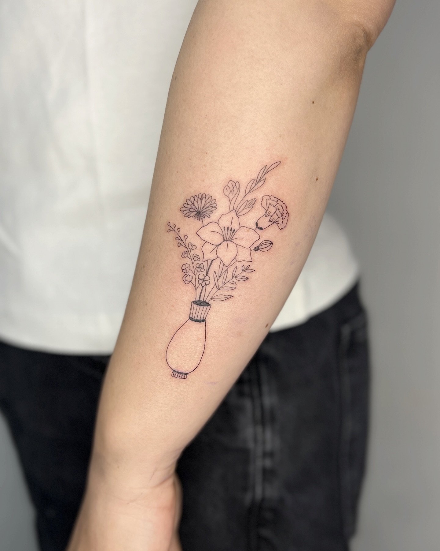 Bunch of flowers for Hanna 💐 Thanks girl!

⫸ 
Booking info: If you want to get inked, please stay patient. My books are closed till June 2024. New dates will be  announced soon 🫶🏻 #nodms 

#flowertattoo #flowerbouquettattoo #frauinestattoo