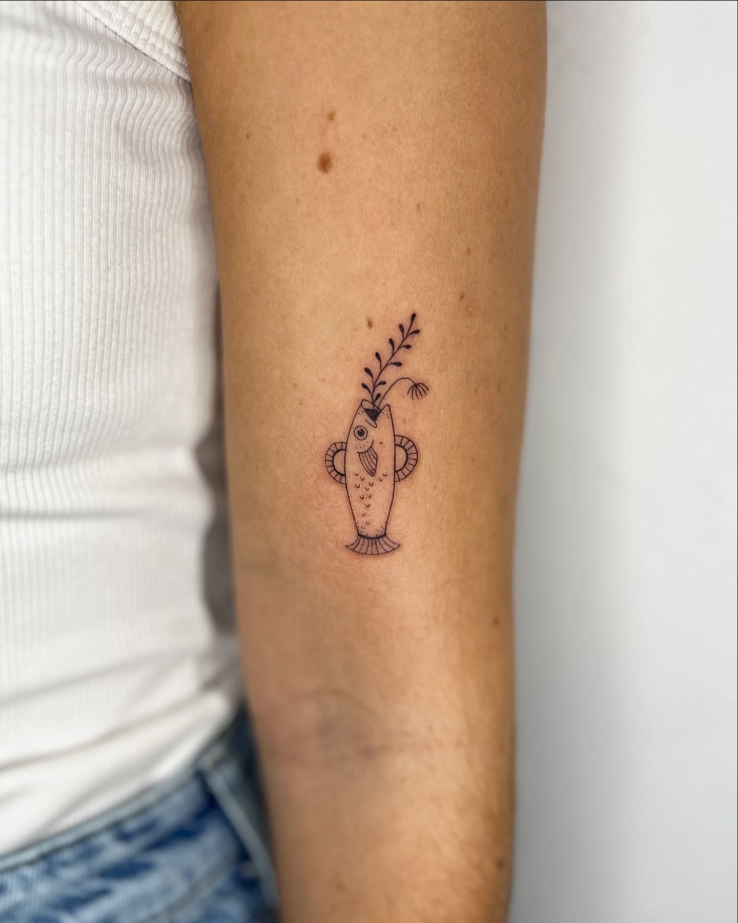 One of my favourite from yesterdays #walkin @heydu.store 🐟🏺💞 thanks for choosing this one!

Psssst: You really liked the walkin-flash, but didn&rsquo;t manage to come? #staytuned for some booking-updates really soon! 😎

#frauinestattoo #fishvase 