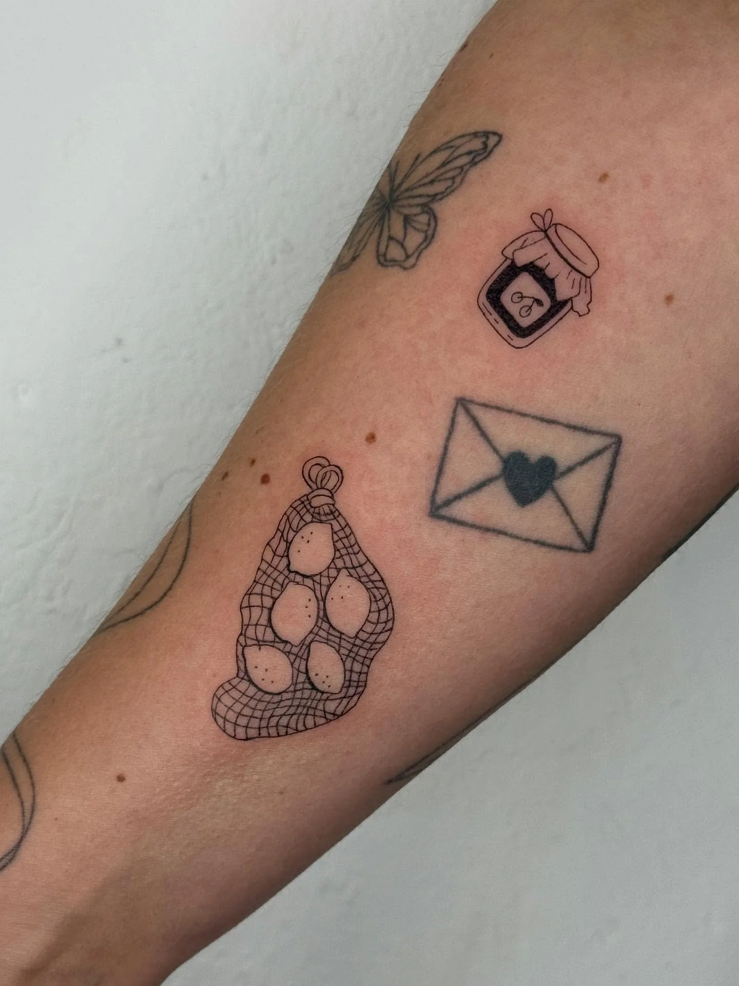 Added a few fruity summer memories from my flash to B&rsquo;s arm today 🍒🖤🍋 (The letter is not from me)
Thank you so much for always traveling all the way from Switzerland. I am very, very grateful and honored 🥹🫰🏻

⫸
Booking info: If you want t