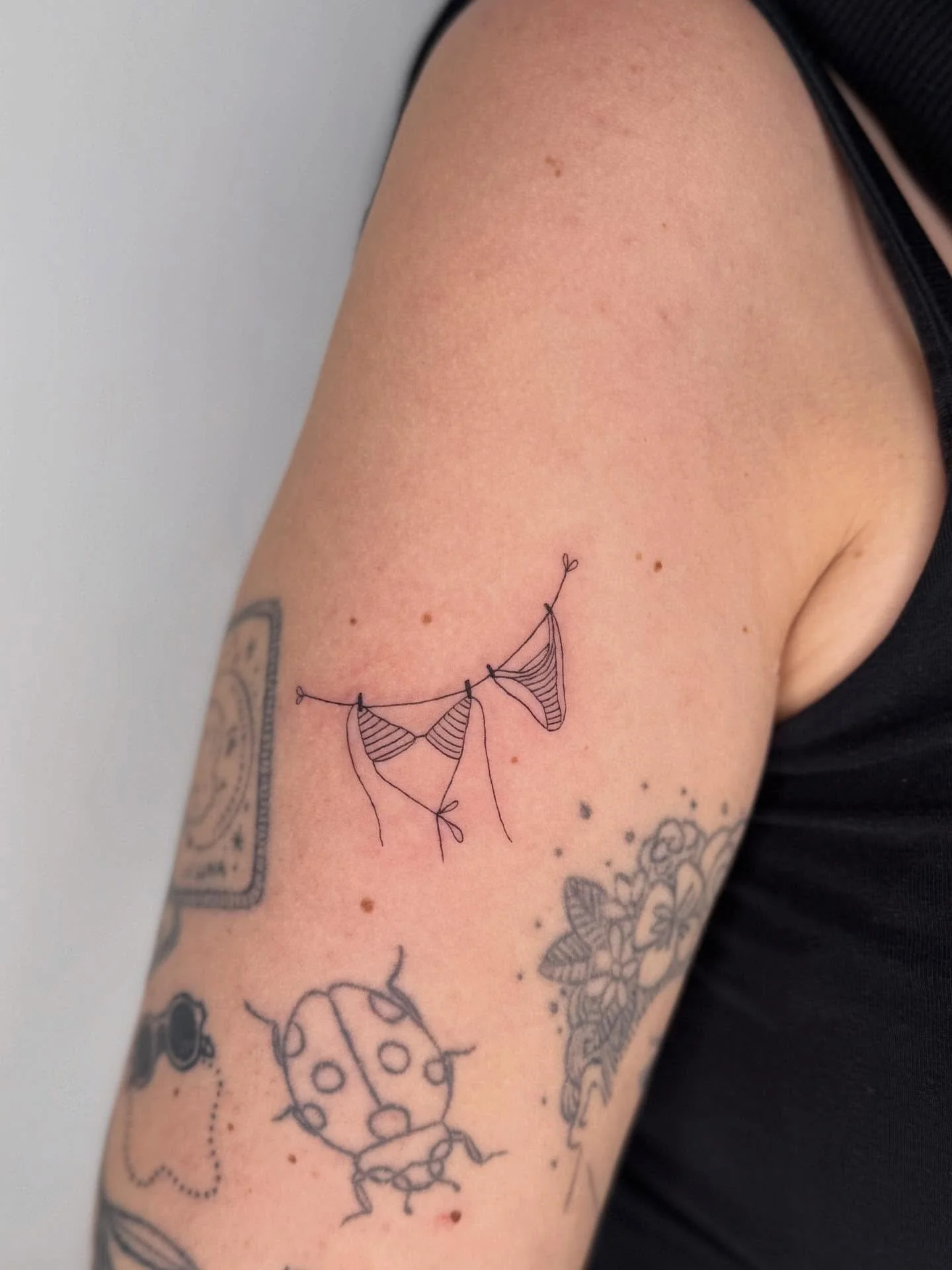 Itsy Bitsy Teenie Weenie Honolulu-Strand-Bikini 👙❤️&zwj;🔥

⫸
Booking info: If you want to get inked in 2025, please send me an email now. Better be fast&hellip; I have just a few slots left in December 🫶🏻 #nodms