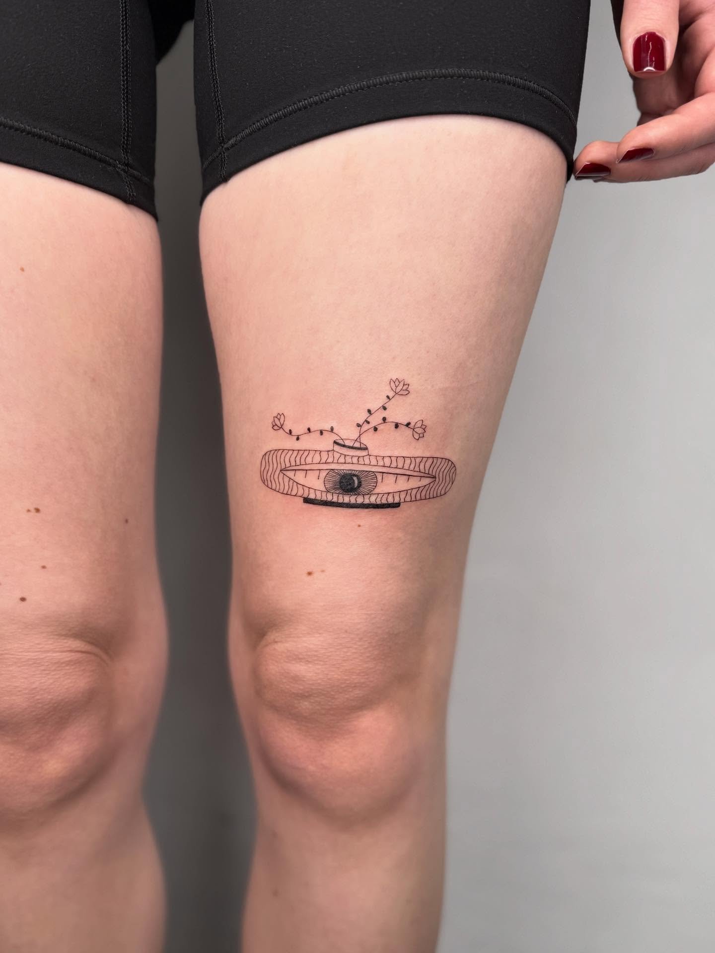 Thank you for choosing this one from my flash 🫰🏻👁️

I would love to ink more designs like this. Vases, ceramics and flower pots...are you interested? Shall I draw some more for the next booking? Let me know in the poll 🙂&zwj;↕️

⫸ 
Booking info: 