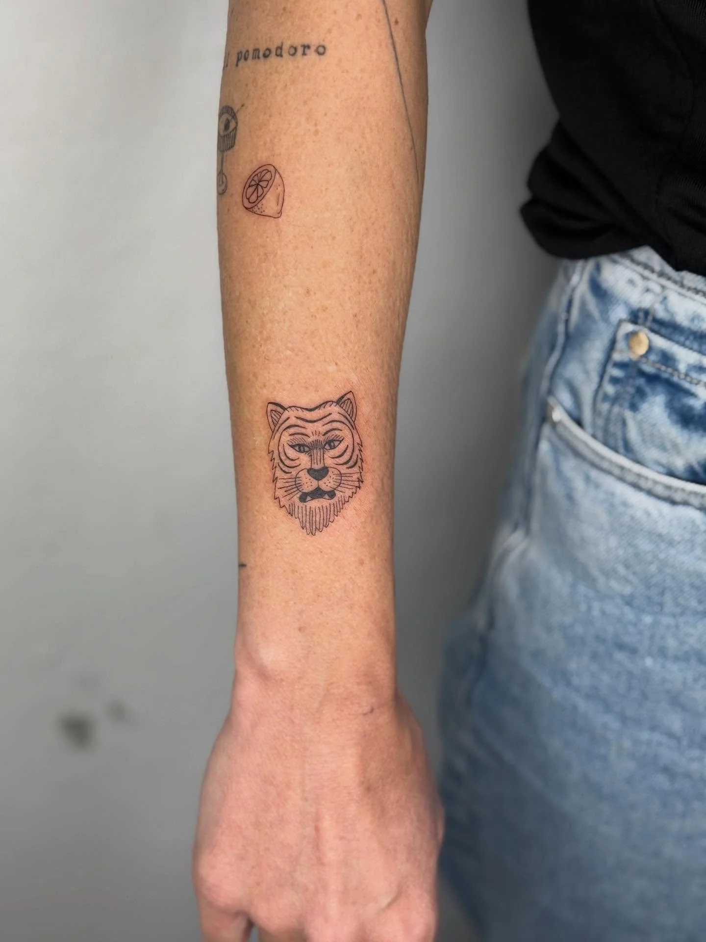 Love this one 🐯 thank you for choosing it from my flash!
Reminds me of my childhood cat. Rebellious and wild vibe. Her name was Ronja 🥹🩷

⫸ 
Booking info: If you want to get inked in the first quarter of 2026, please send me an email 💌 hello@frau