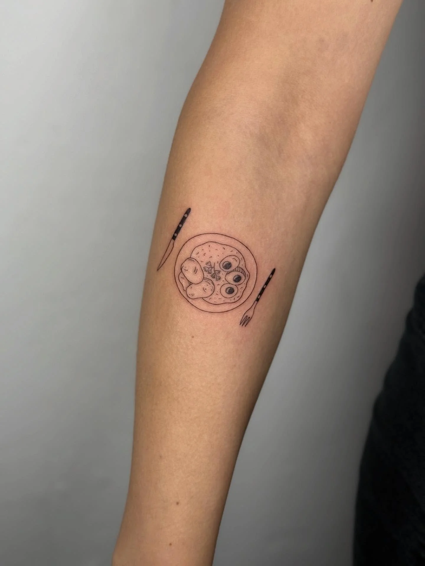 Today: Gr&uuml;ne So&szlig;e 4 life 🌱🥚🥔
It is highly recommended to get a tattoo of your favorite dish!

Interested? If you want to get inked in the first quarter of 2026, please send me an email 💌 hello@frau-ines.de